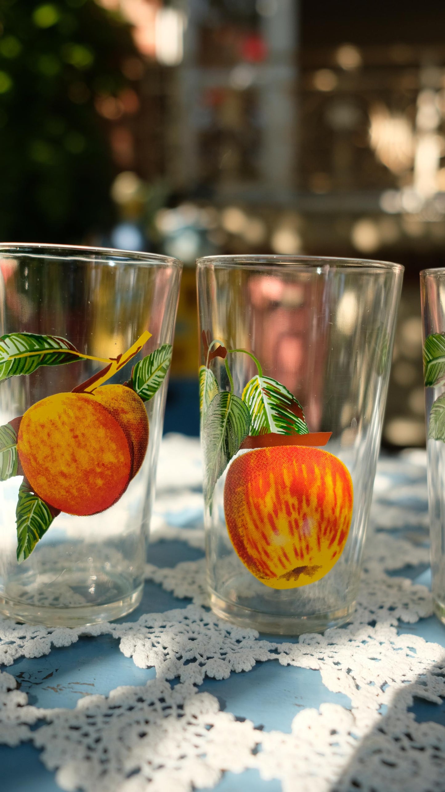 Lot de quatre verres vintage sérigraphiés de motifs fruits