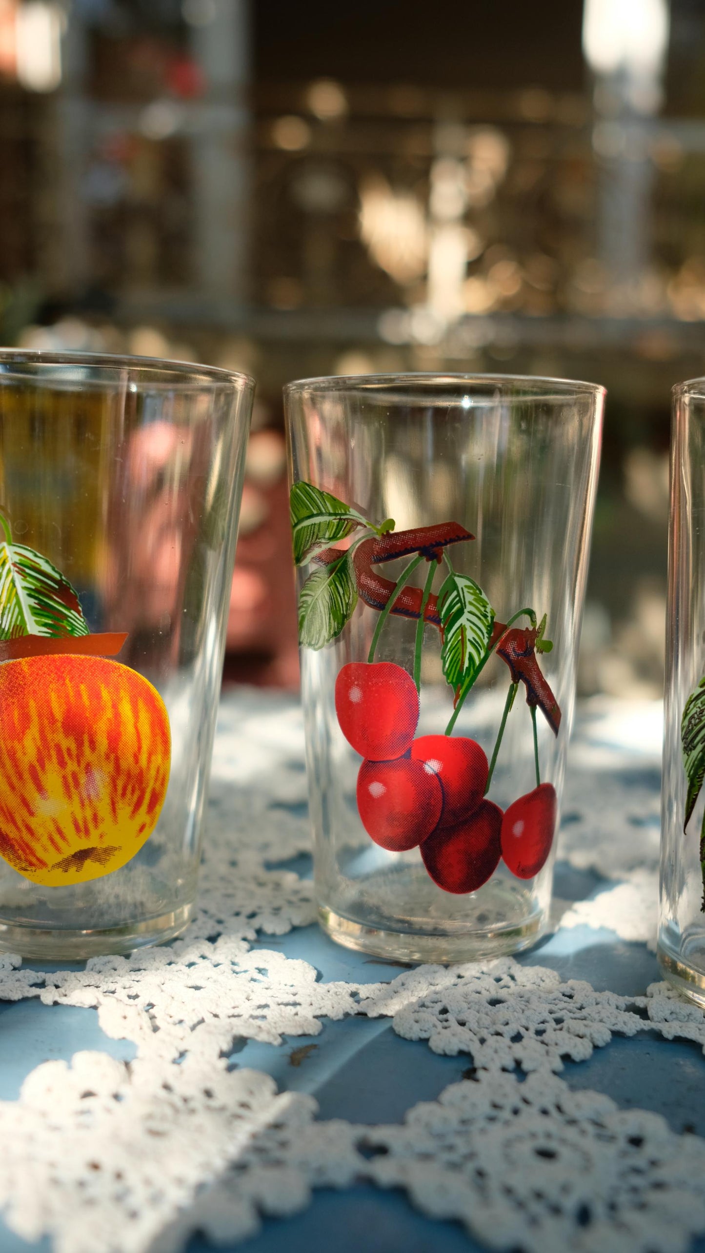 Lot de quatre verres vintage sérigraphiés de motifs fruits