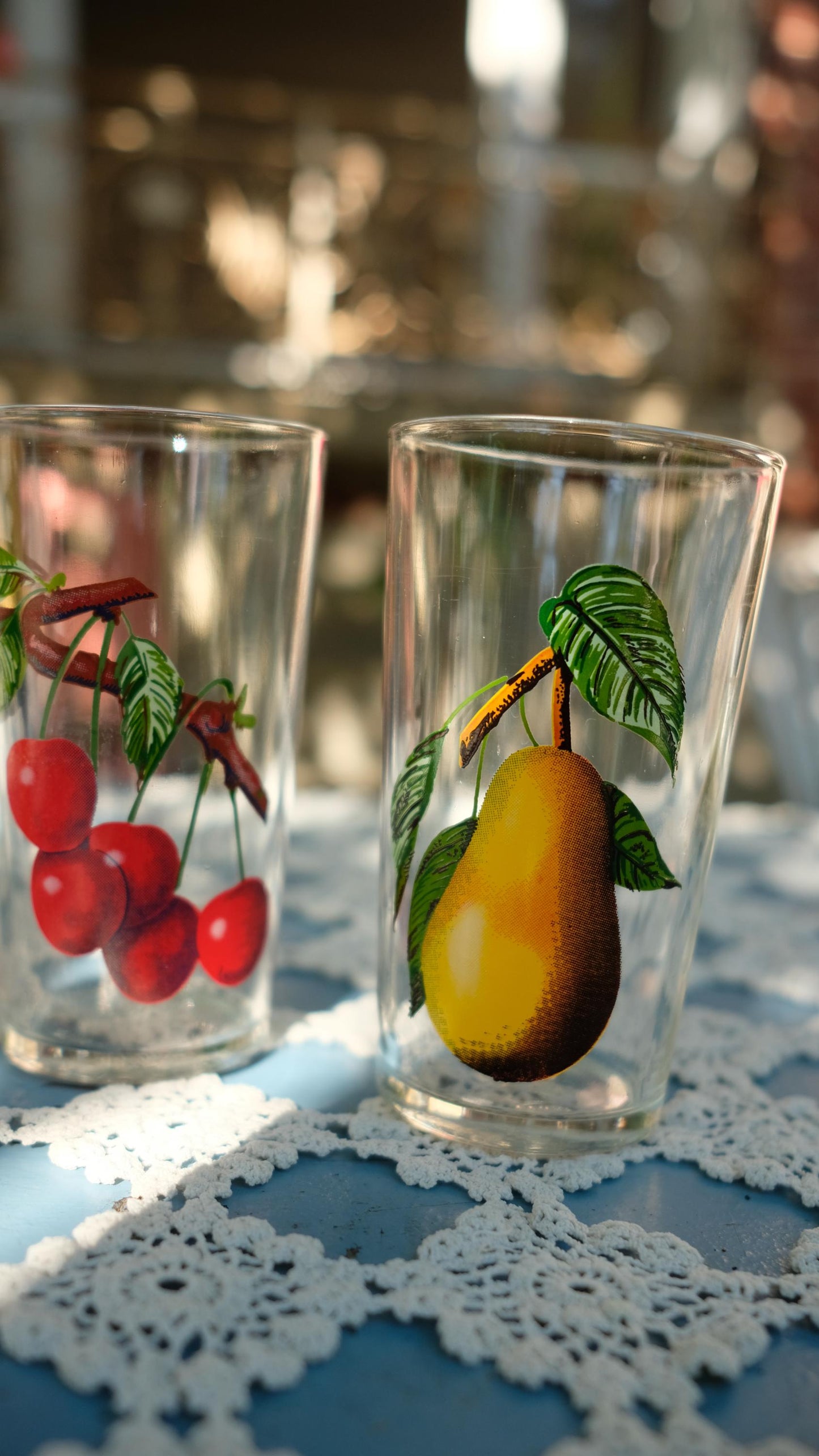 Lot de quatre verres vintage sérigraphiés de motifs fruits