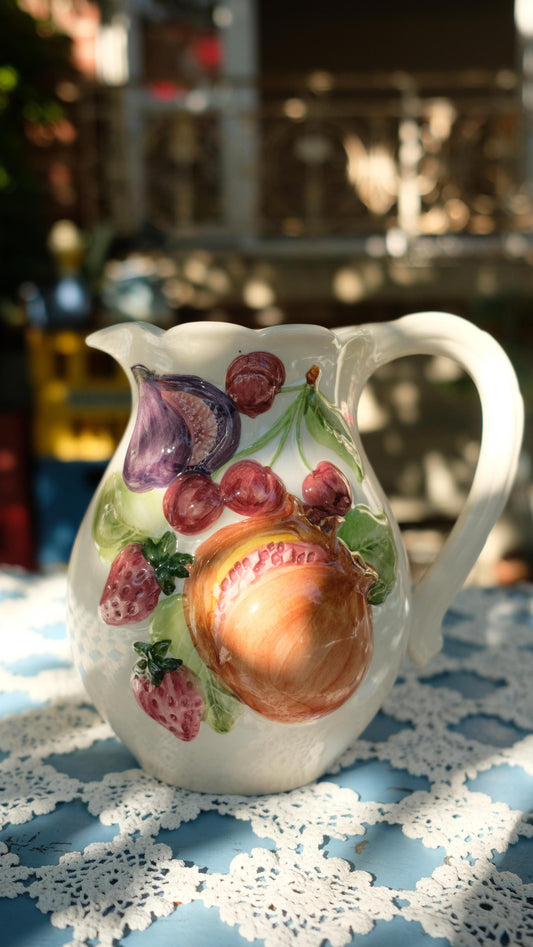 Pichet fruits en barbotine vintage de la marque FG