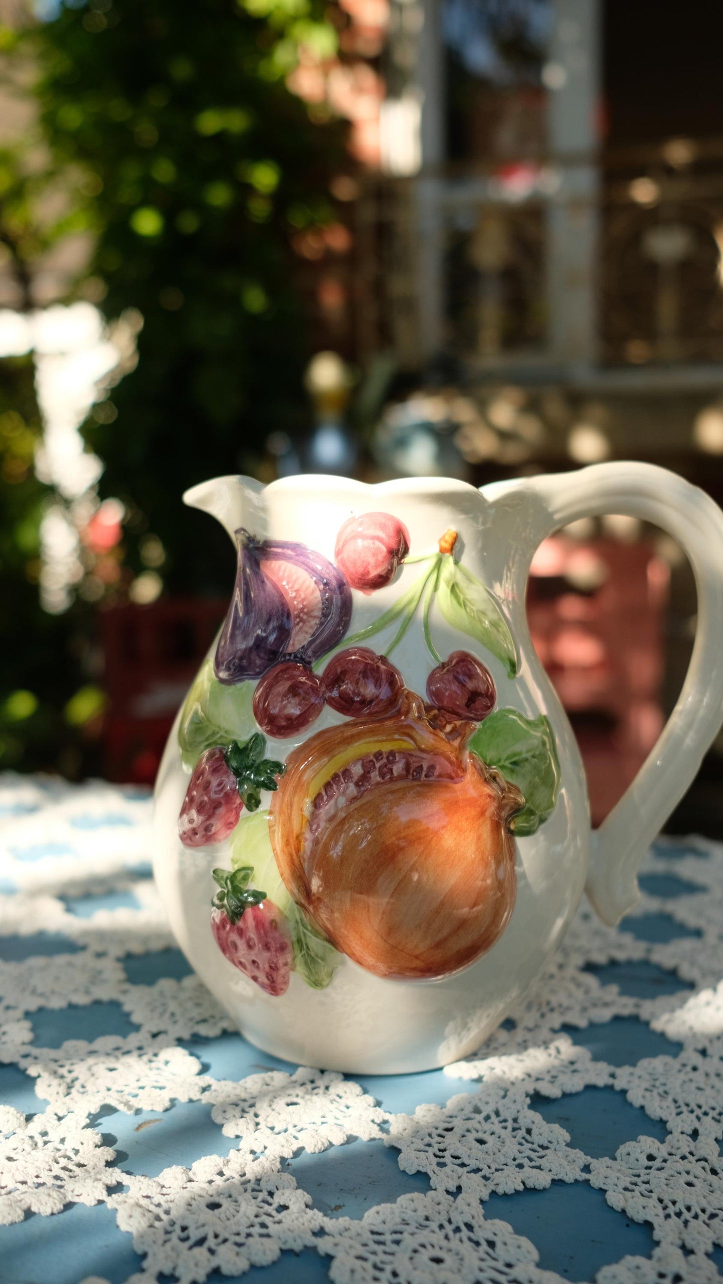 Pichet fruits en barbotine vintage de la marque FG