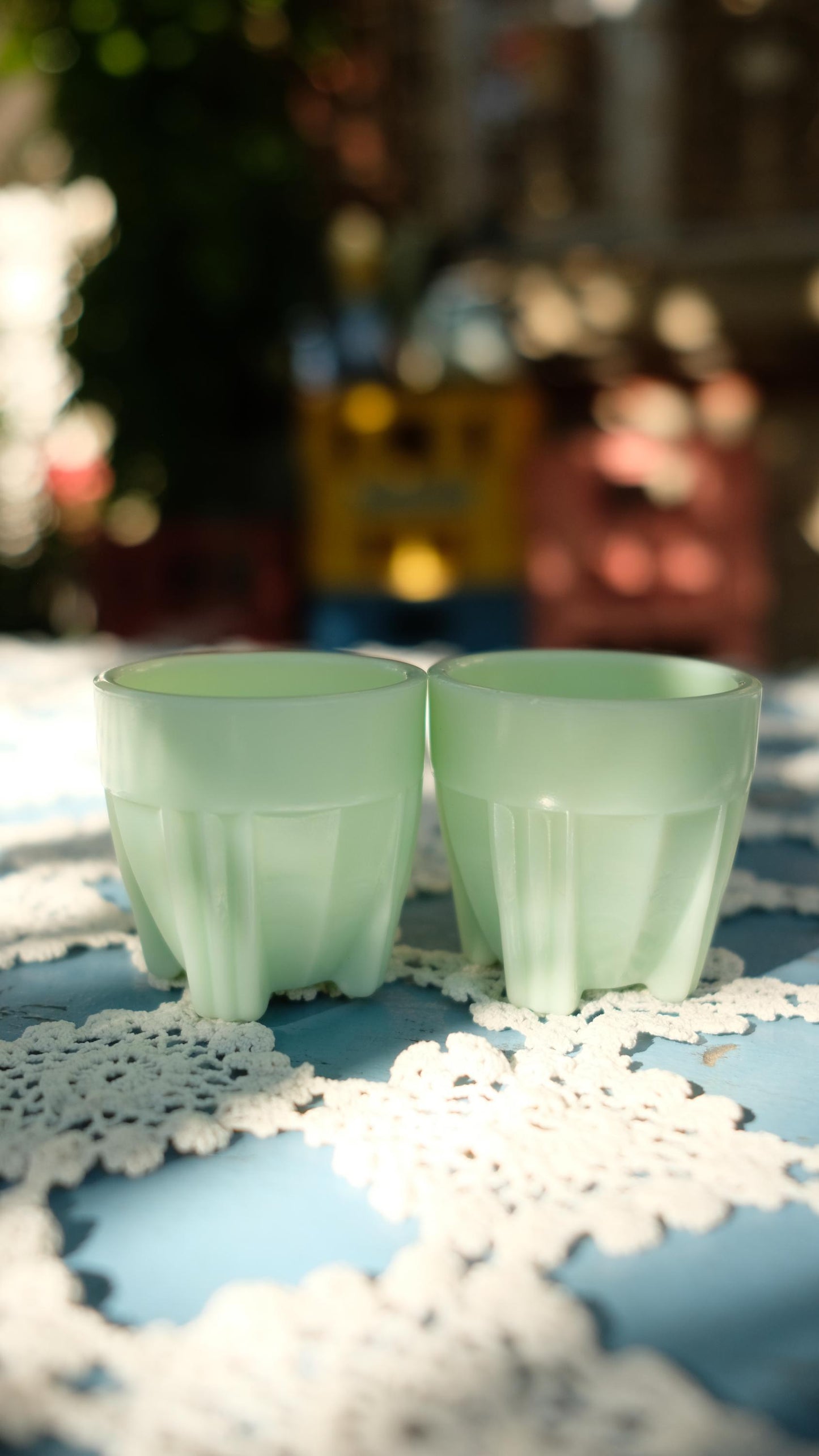 Lot de deux coquetiers vintage en opaline