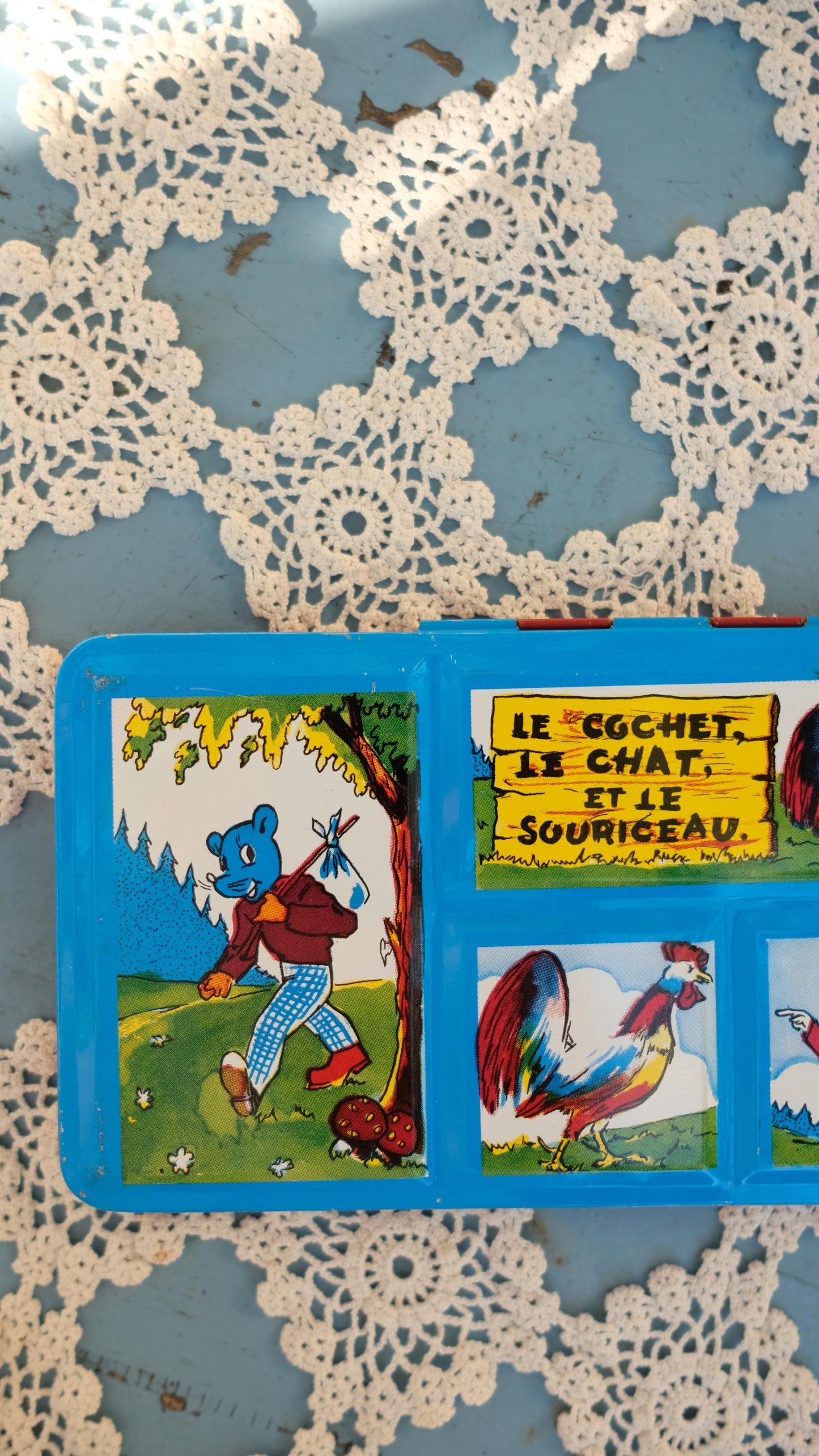 Boîtes de peinture vintage en métal illustrées d'une fable