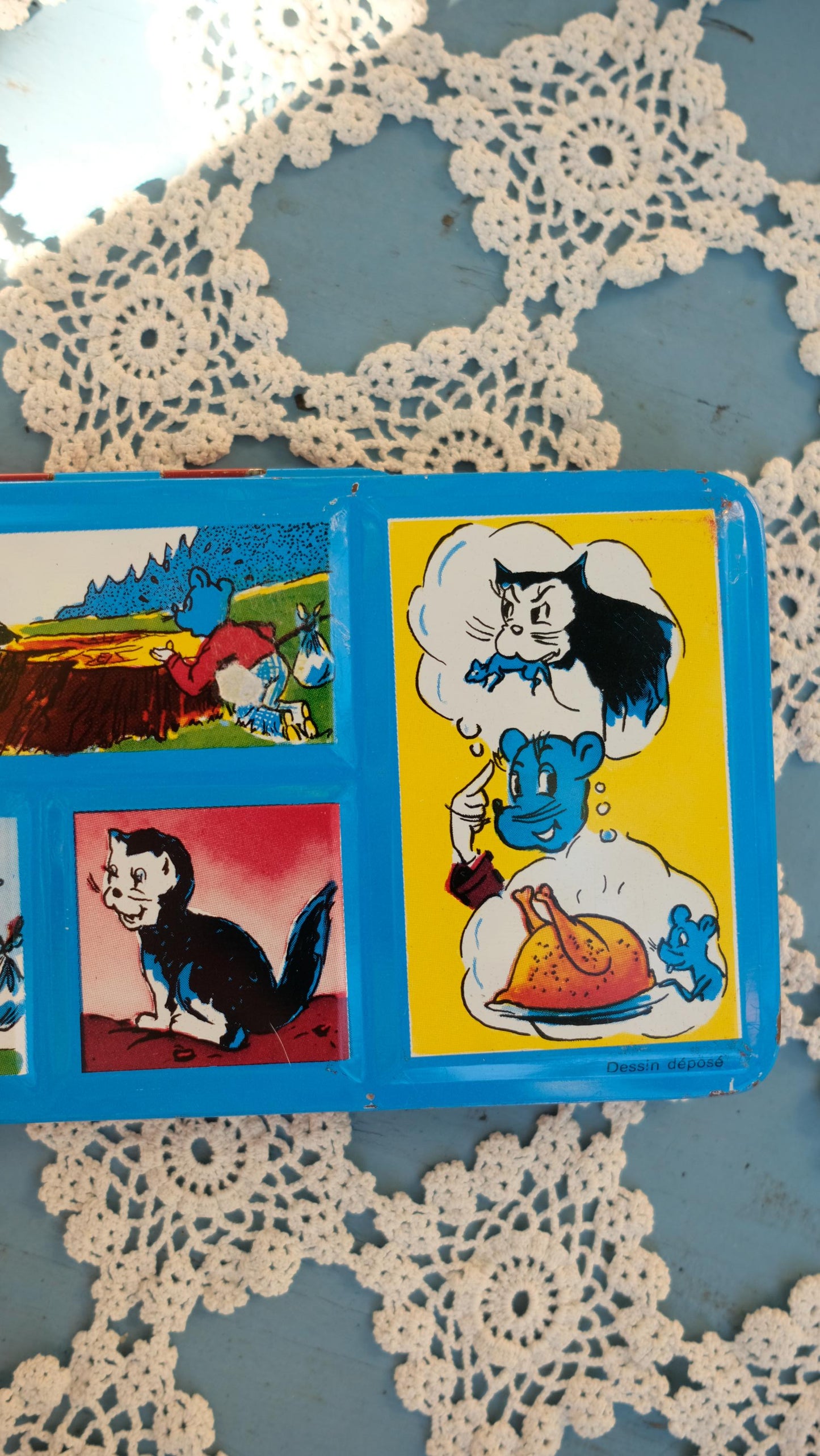 Boîtes de peinture vintage en métal illustrées d'une fable