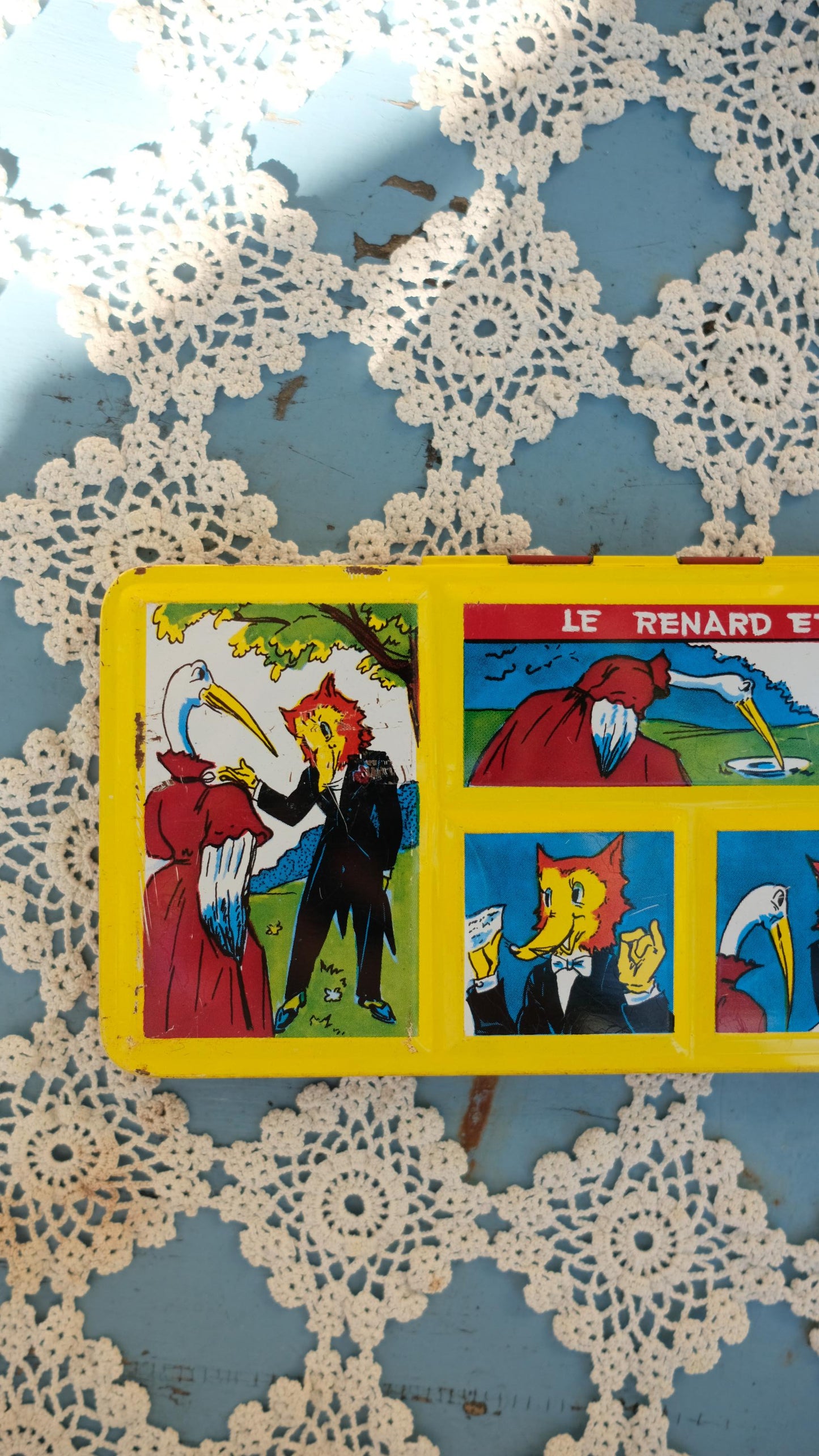 Boîtes de peinture vintage en métal illustrées d'une fable