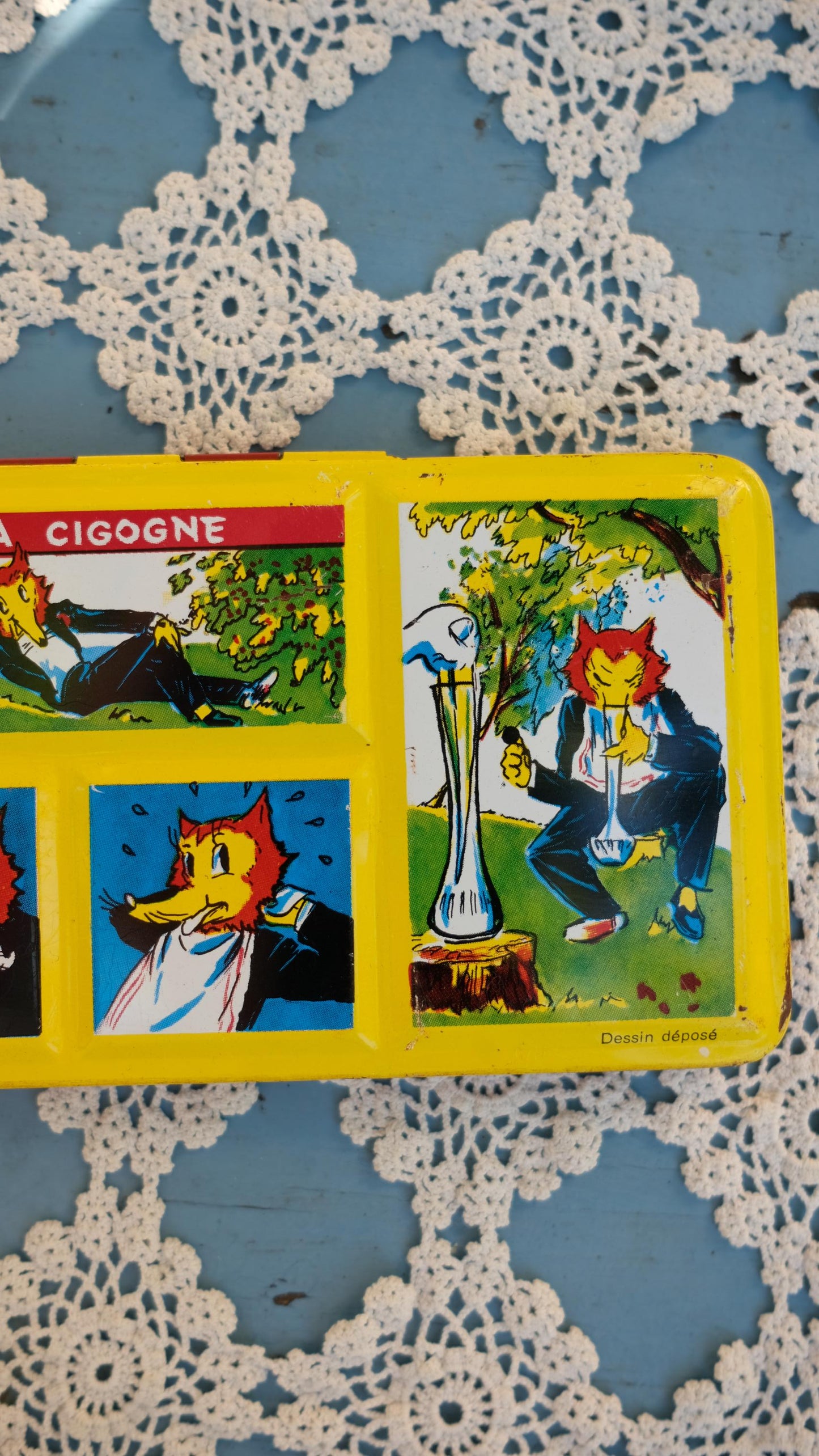 Boîtes de peinture vintage en métal illustrées d'une fable