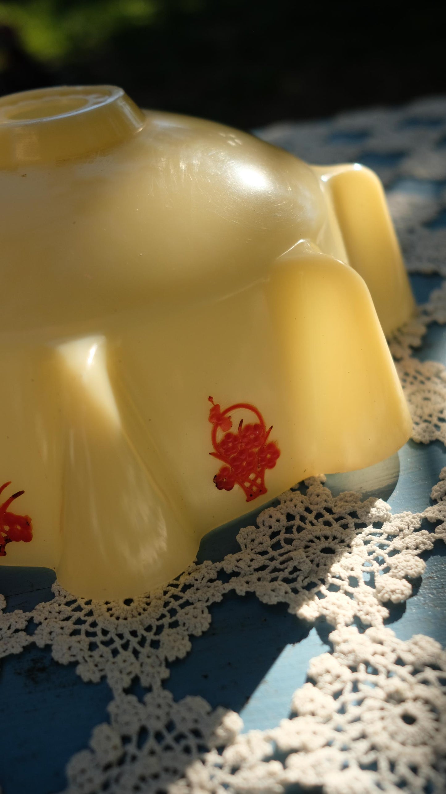 Abat jour jaune vintage en plastique moulé années 50