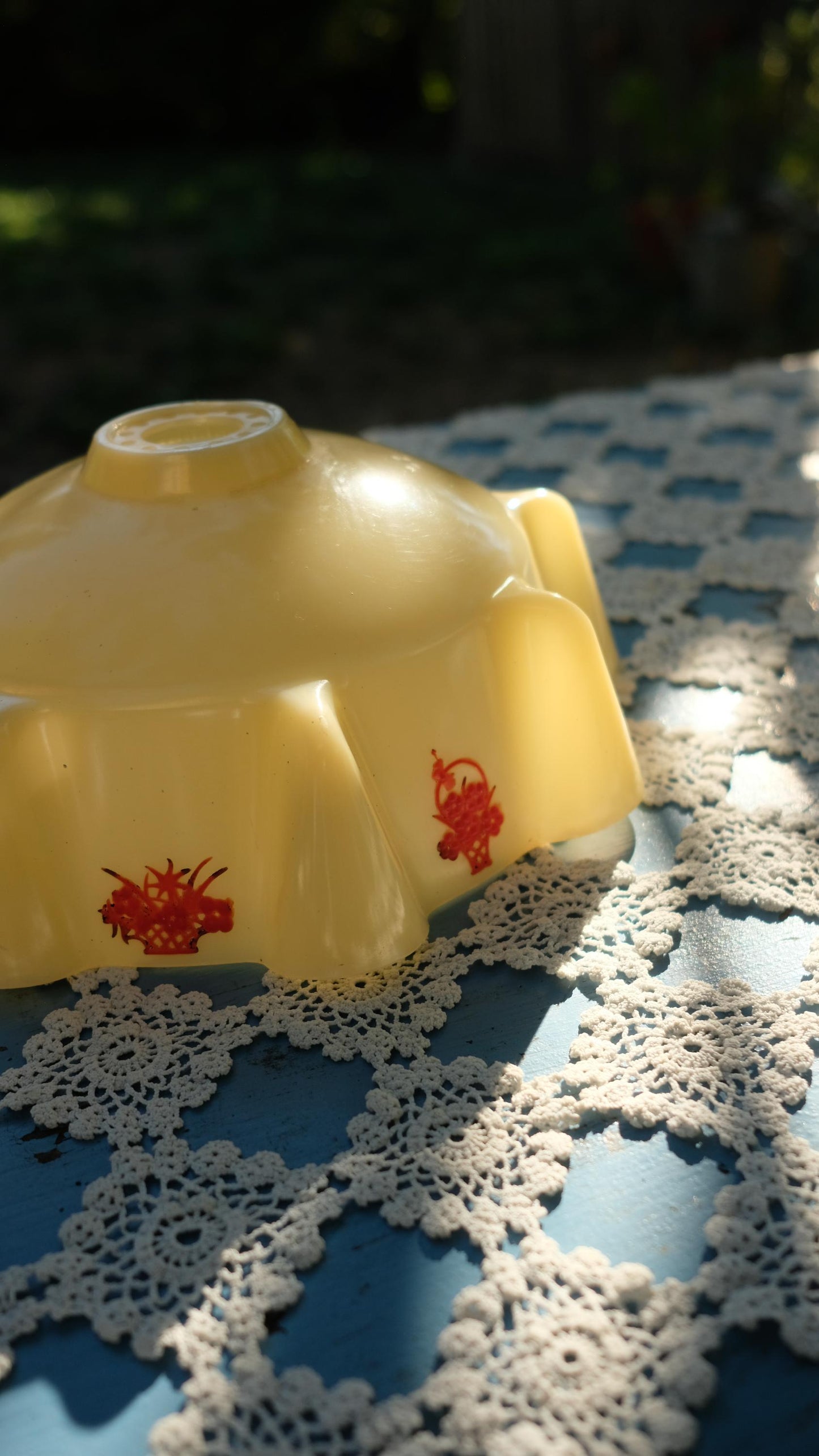 Abat jour jaune vintage en plastique moulé années 50