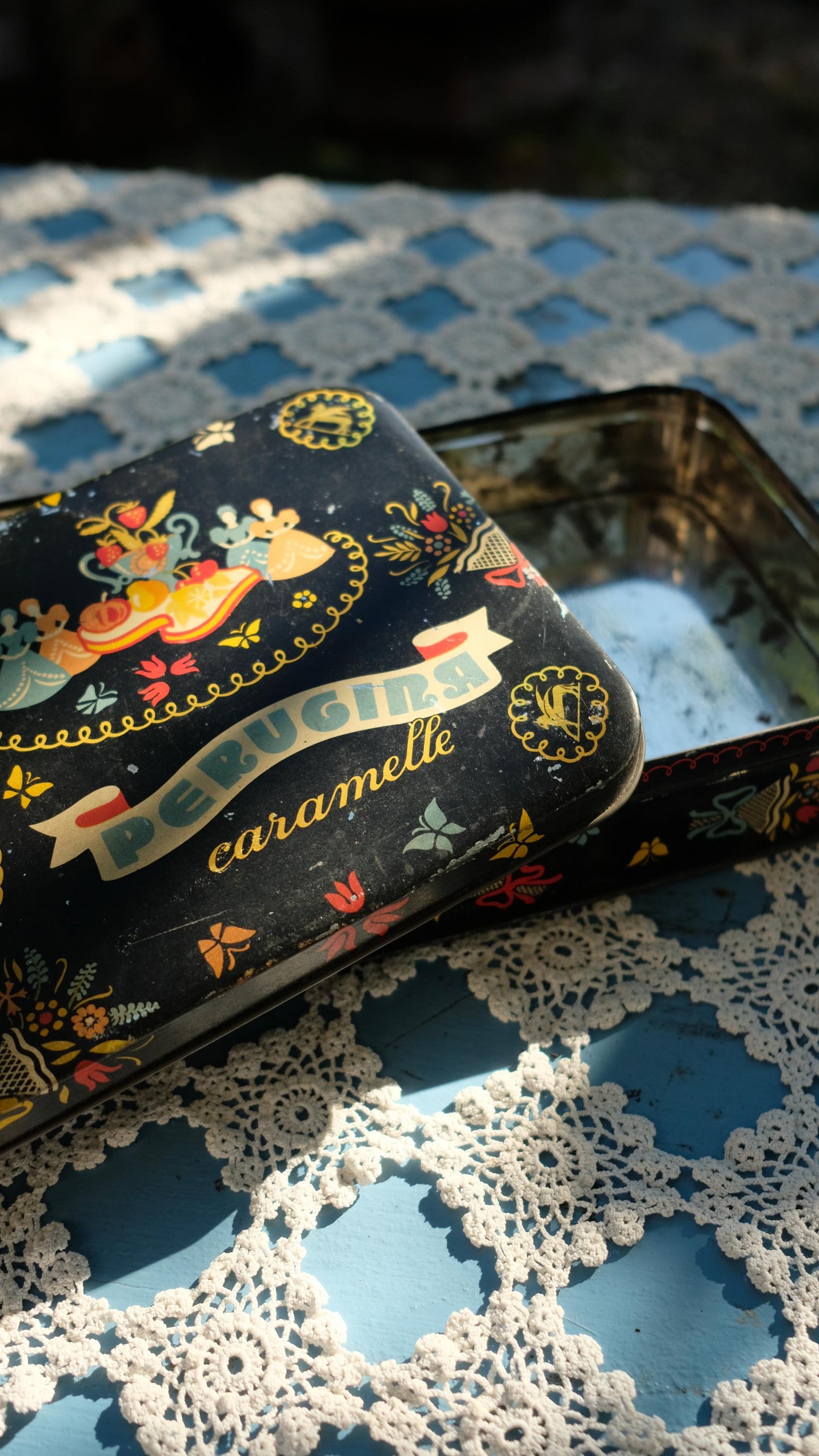 Boîte de bonbons vintage pérugina en métal