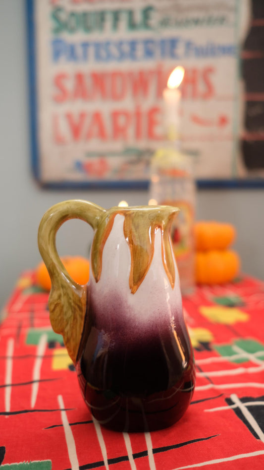 Petit pichet en barbotine vintage en forme d'aubergine