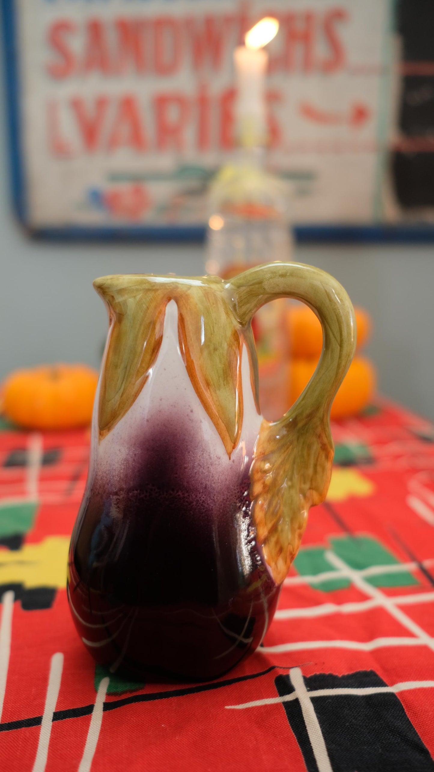 Petit pichet en barbotine vintage en forme d'aubergine