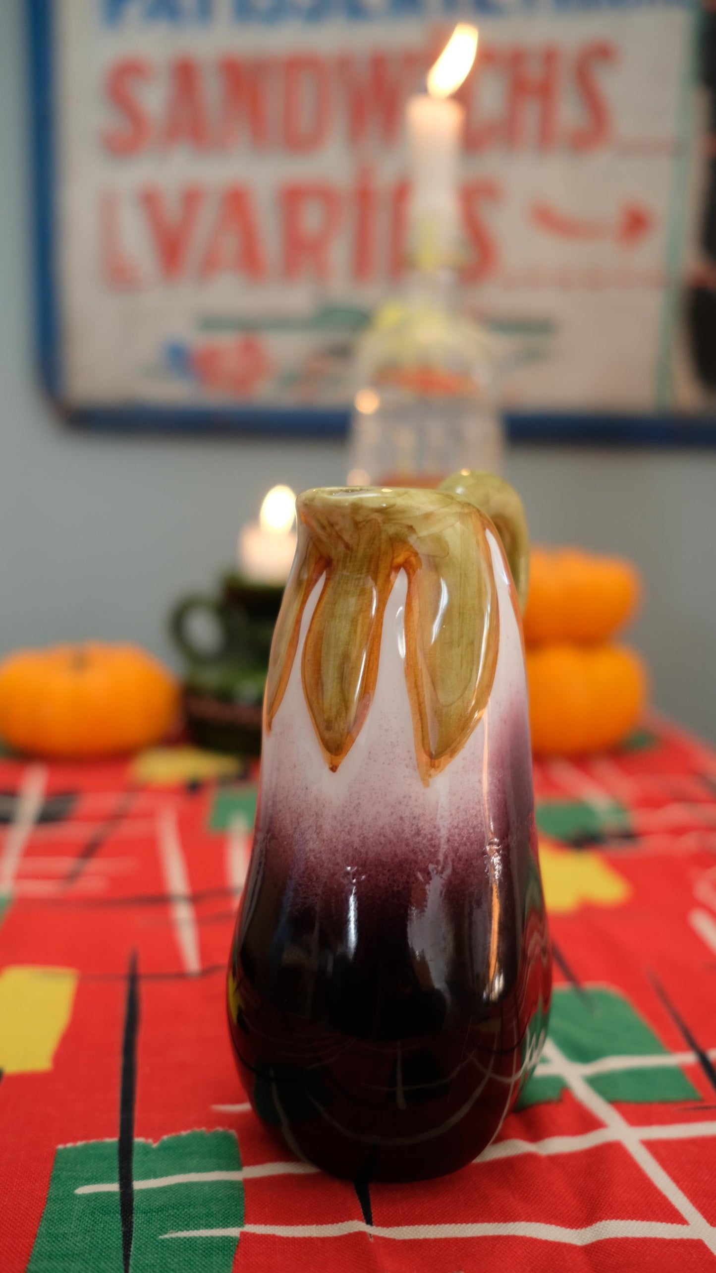 Petit pichet en barbotine vintage en forme d'aubergine