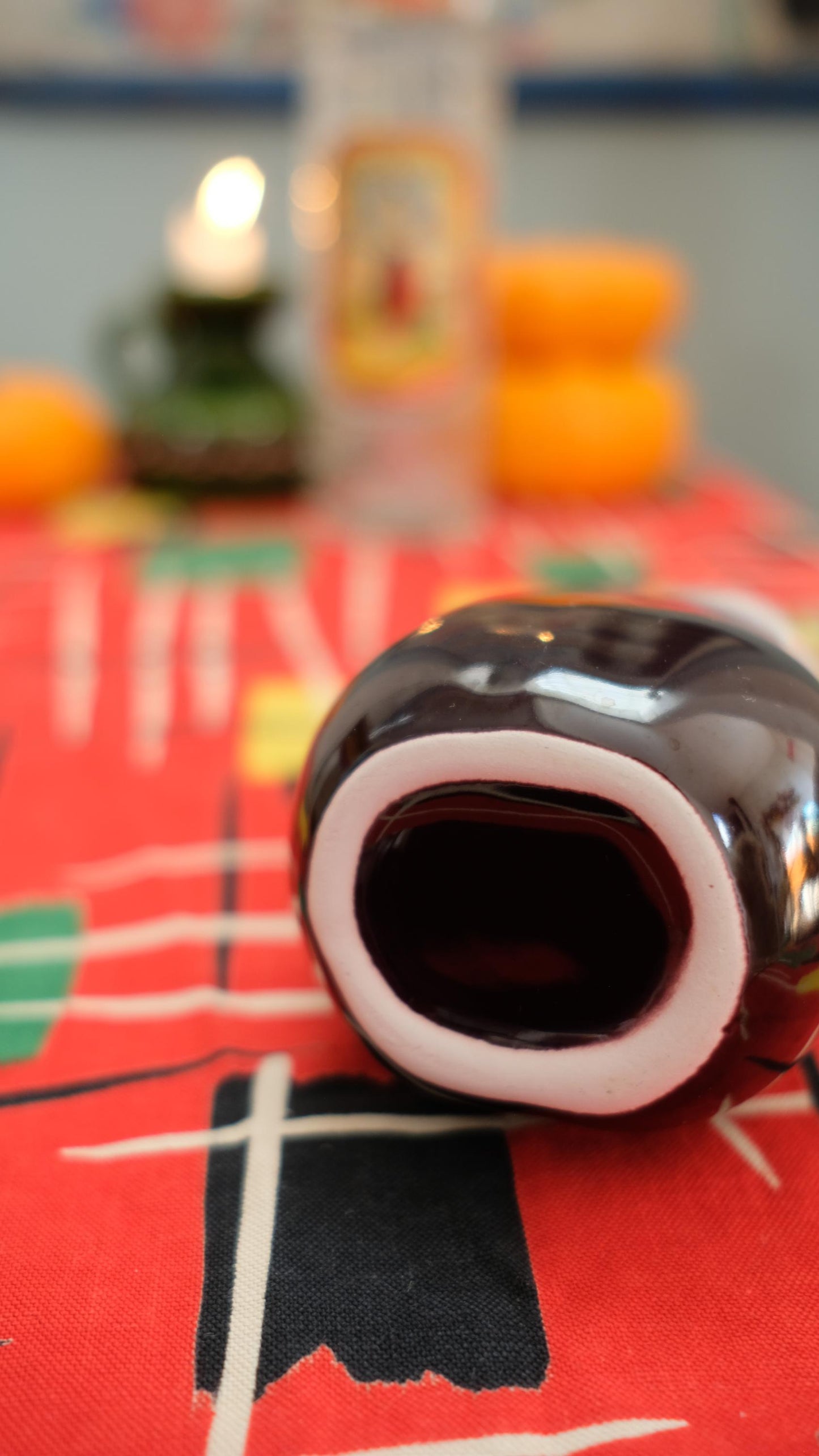 Petit pichet en barbotine vintage en forme d'aubergine