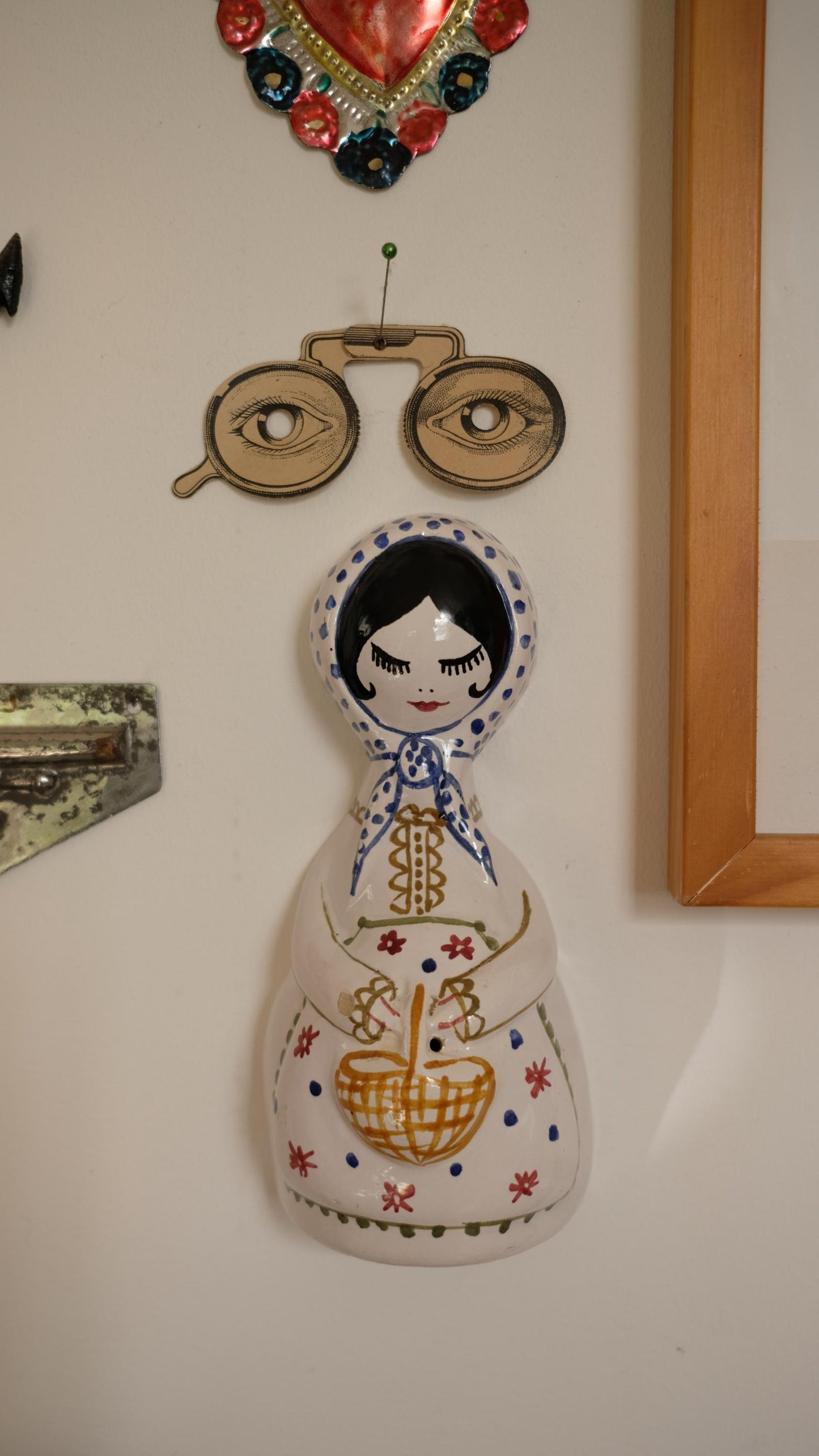 Dévidoir à ficelle vintage petite bonne femme en porcelaine