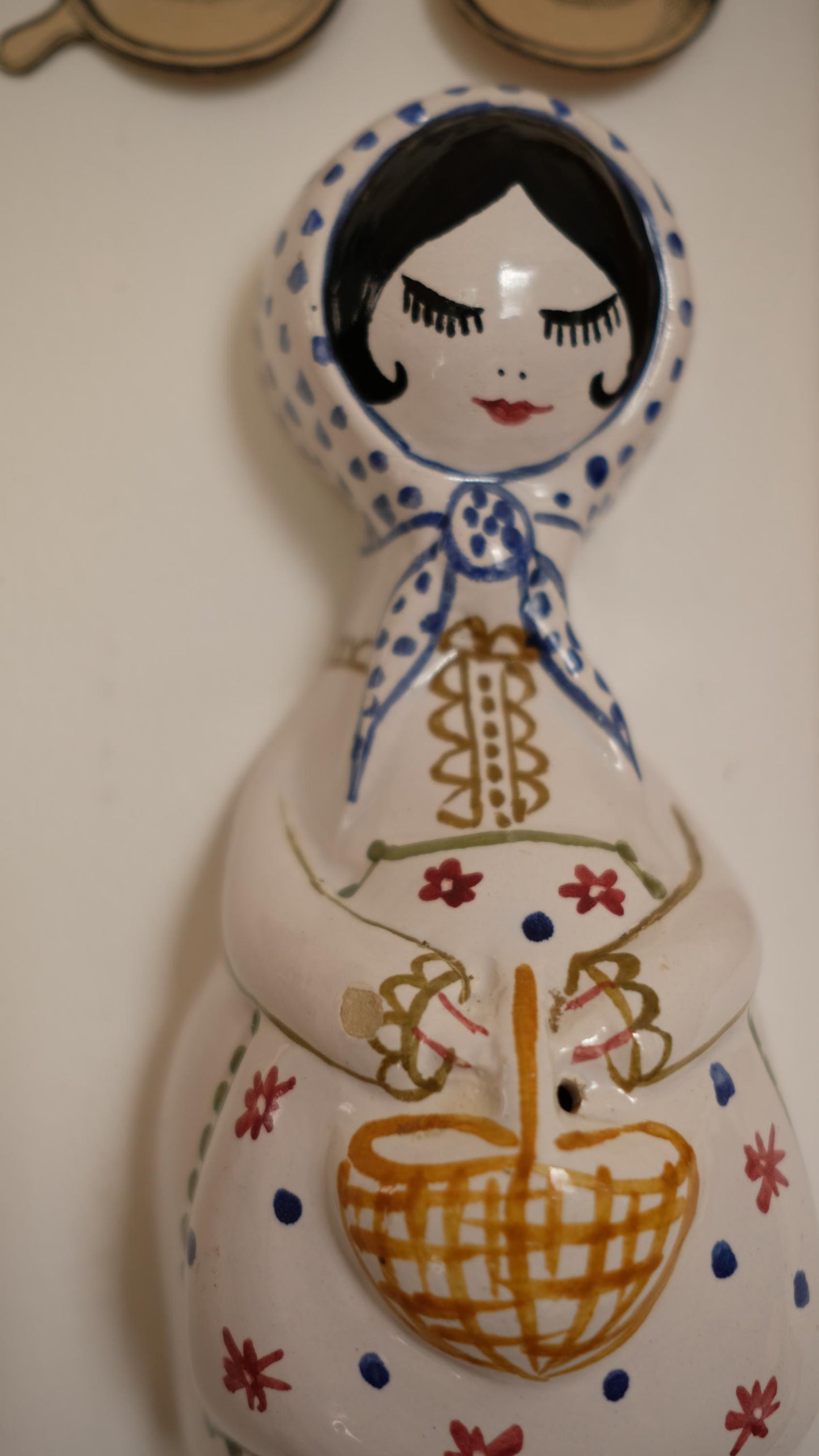 Dévidoir à ficelle vintage petite bonne femme en porcelaine