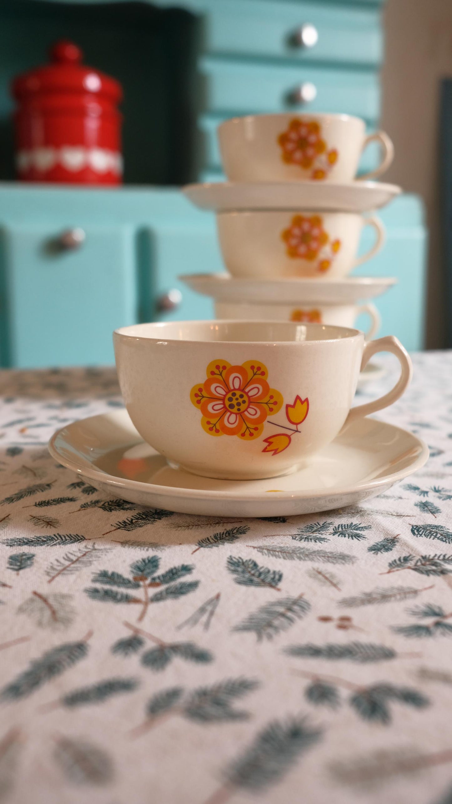 Lot de 4 tasses Boch Louvières vintage et leurs coupelles
