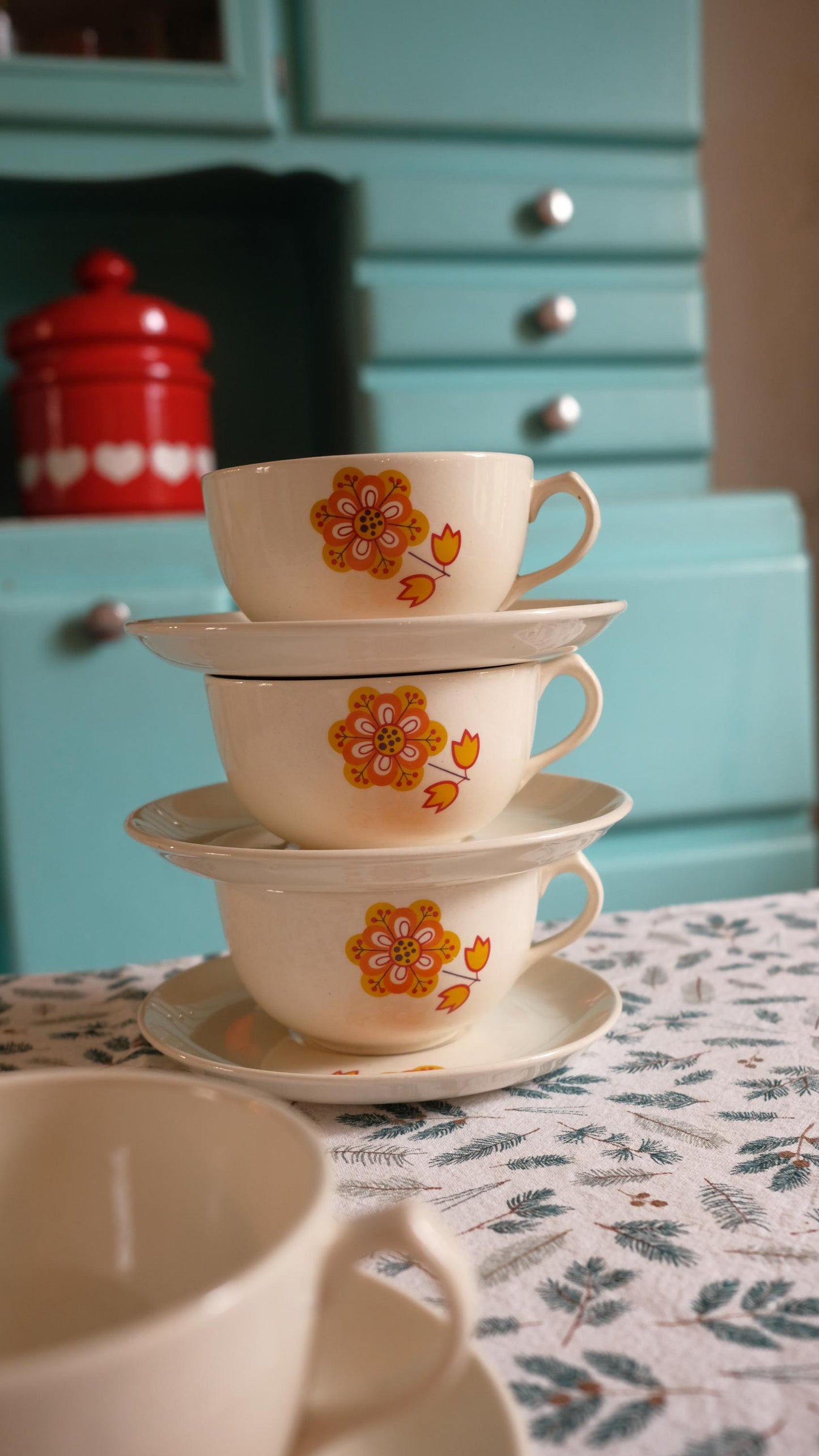 Lot de 4 tasses Boch Louvières vintage et leurs coupelles