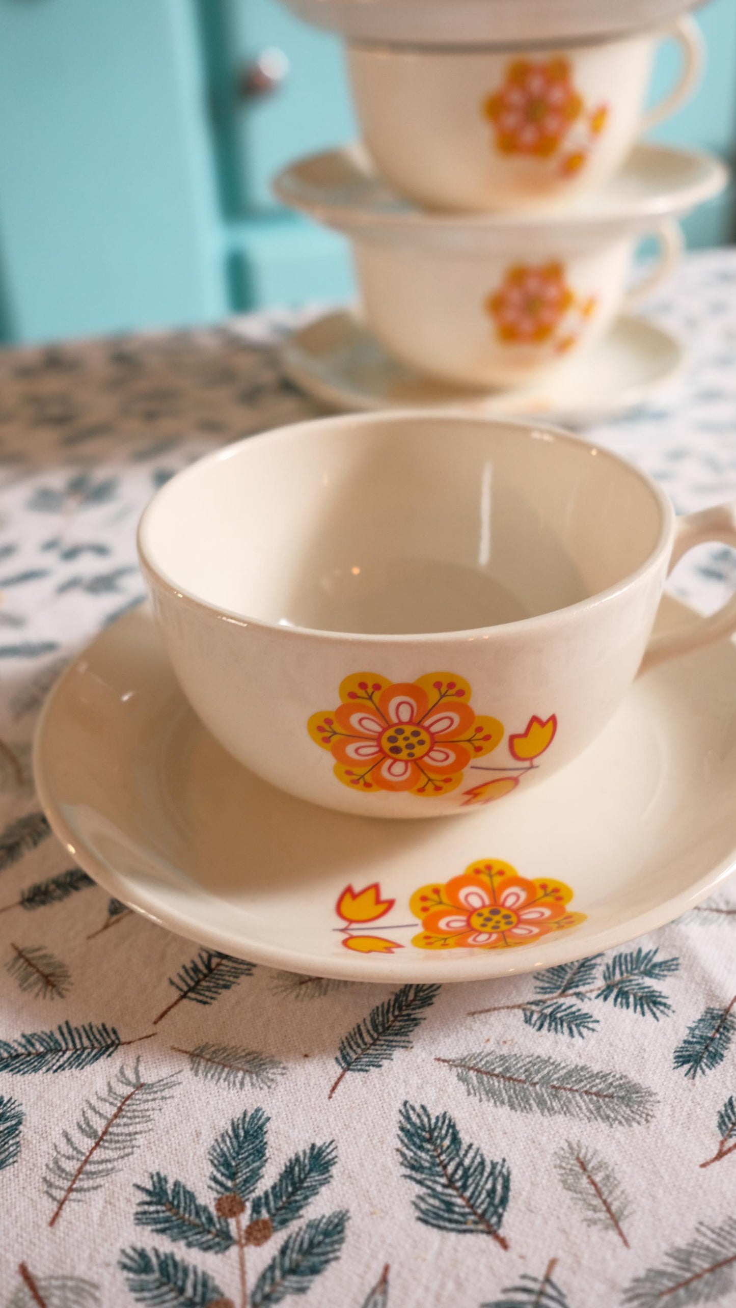 Lot de 4 tasses Boch Louvières vintage et leurs coupelles