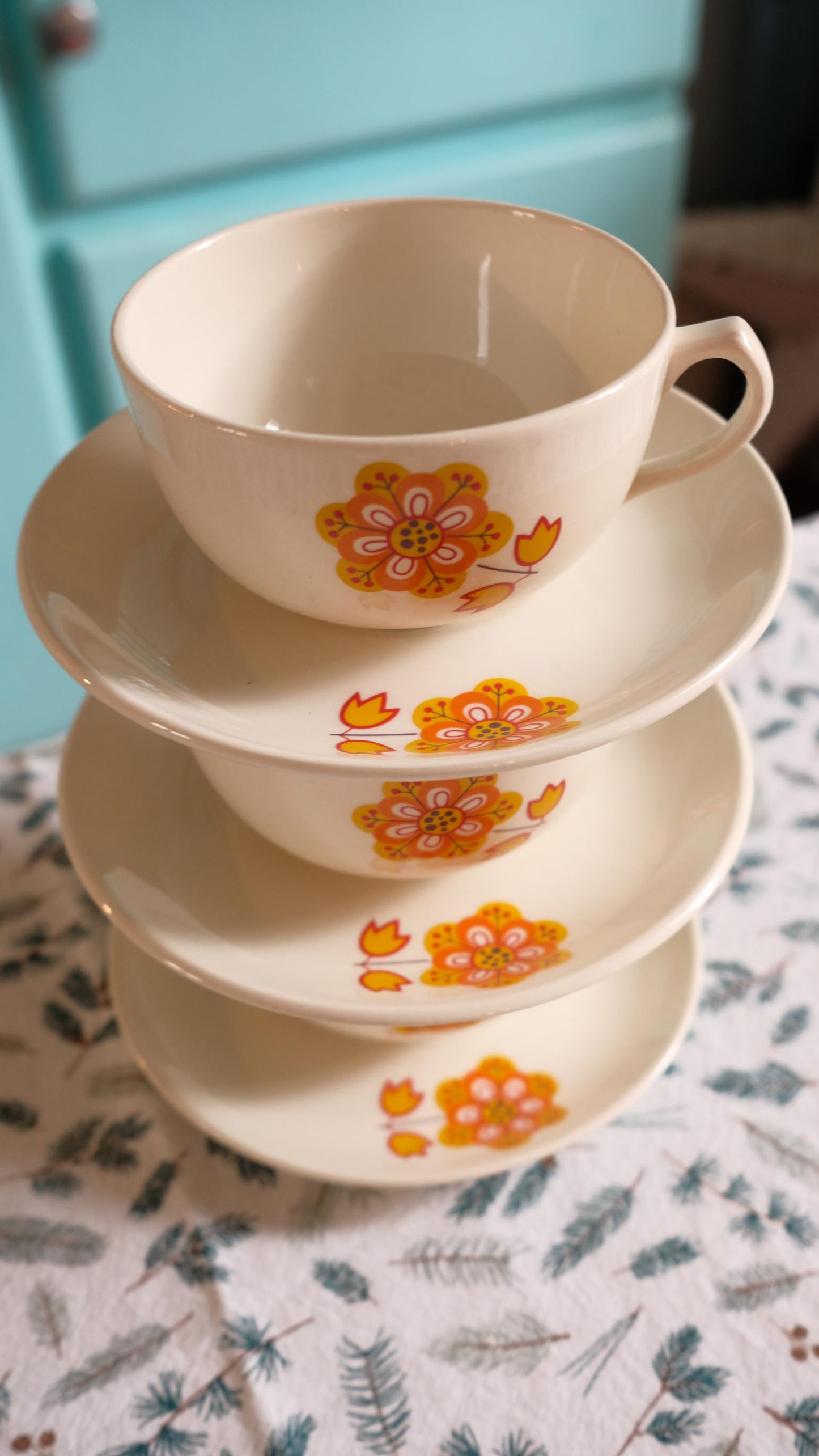 Lot de 4 tasses Boch Louvières vintage et leurs coupelles
