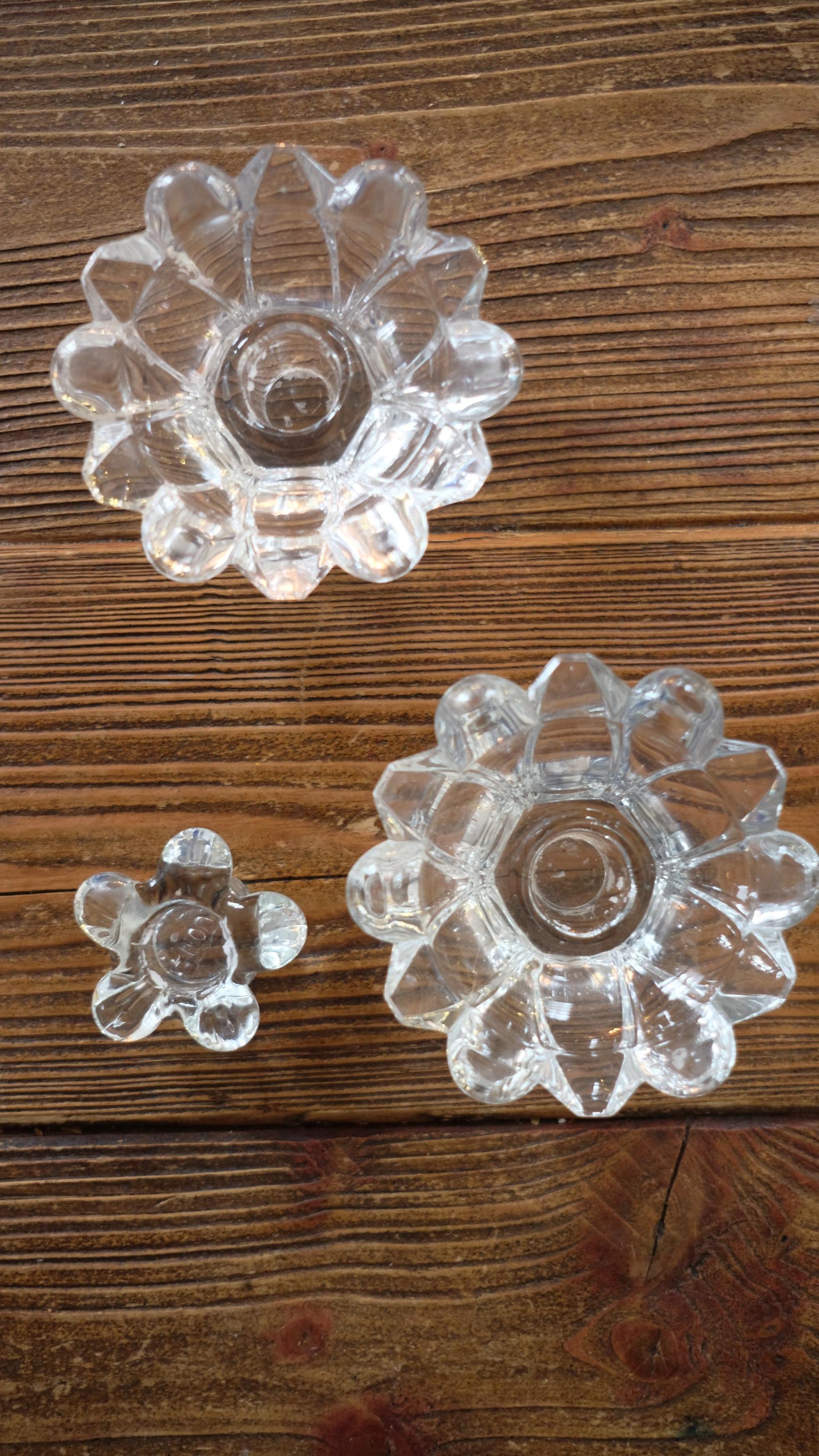 Lot de trois bougeoirs vintage en forme de fleurs