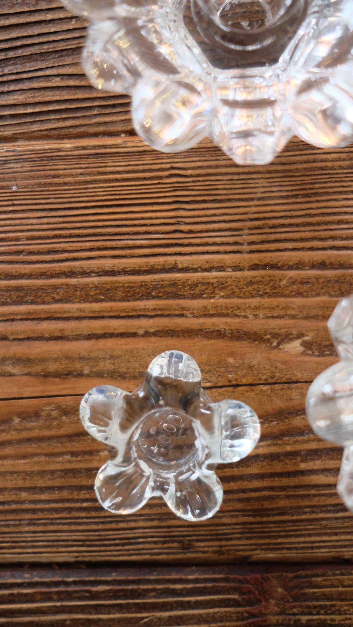 Lot de trois bougeoirs vintage en forme de fleurs