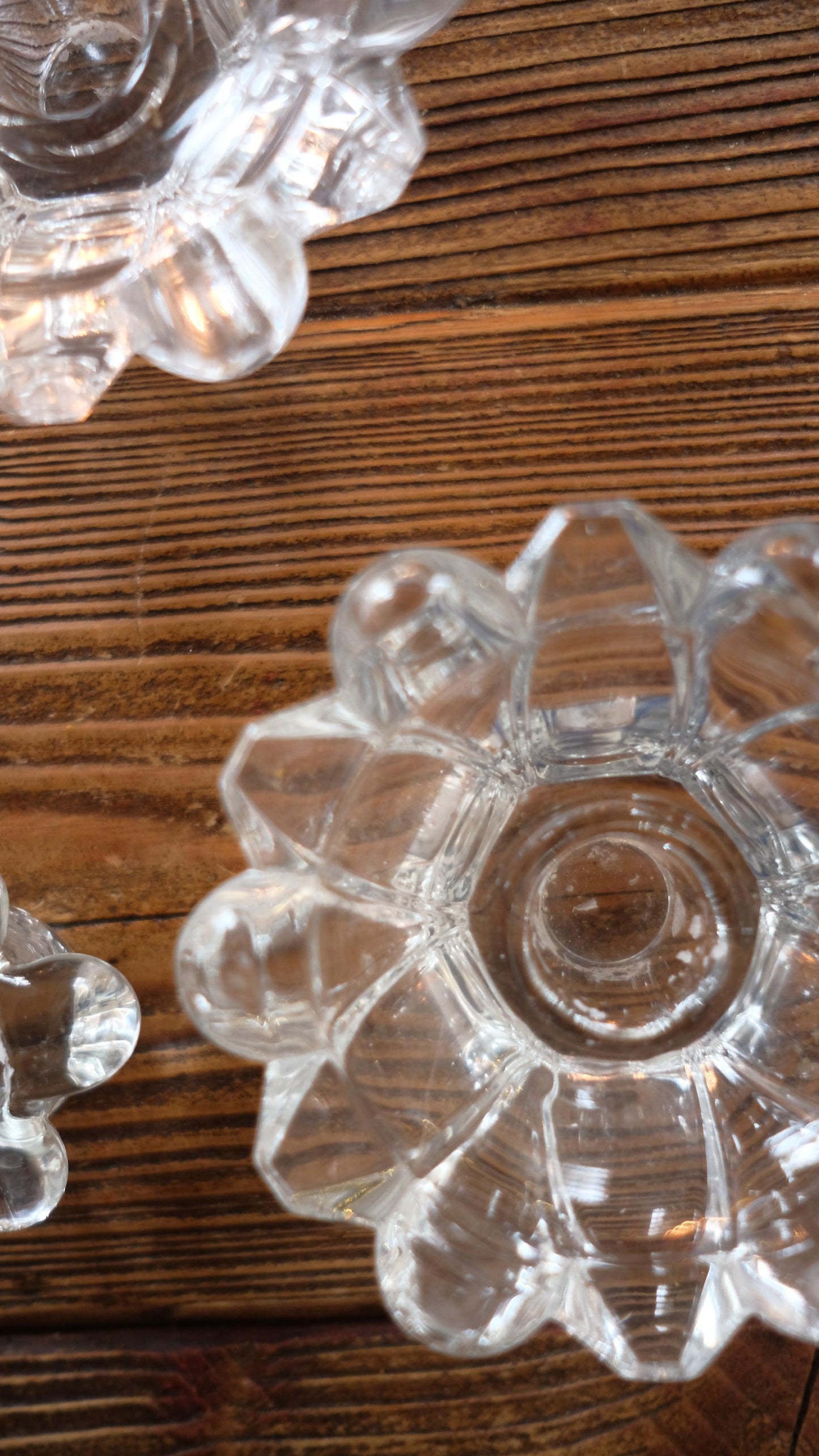 Lot de trois bougeoirs vintage en forme de fleurs