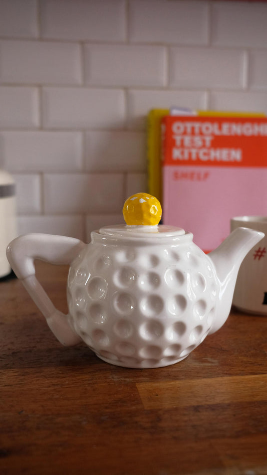 Théière vintage en forme de balles de golf