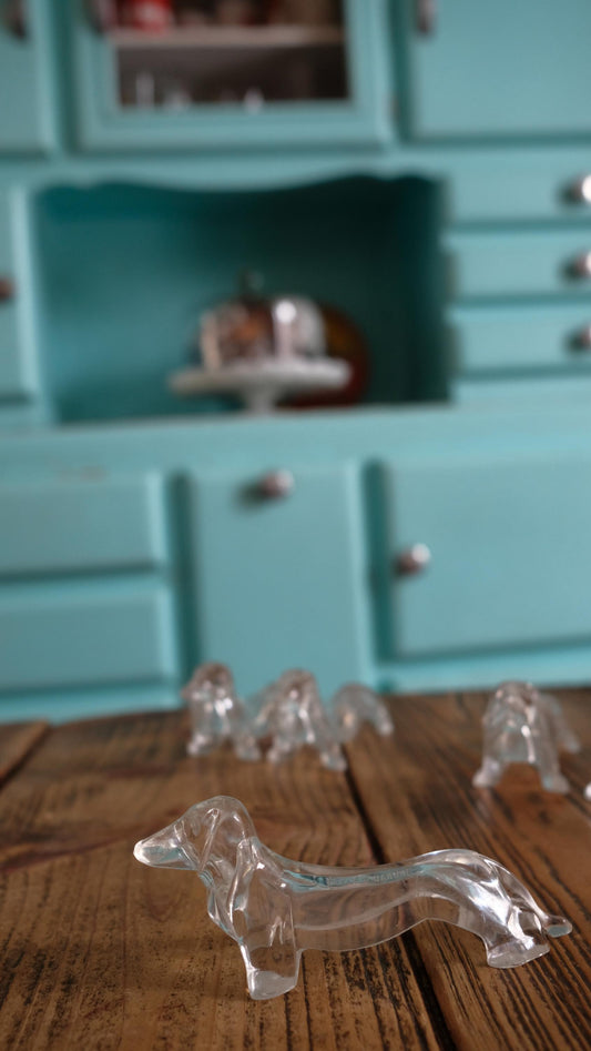 Lot de six porte couteaux zoomorphes teckels vintage en plexiglas