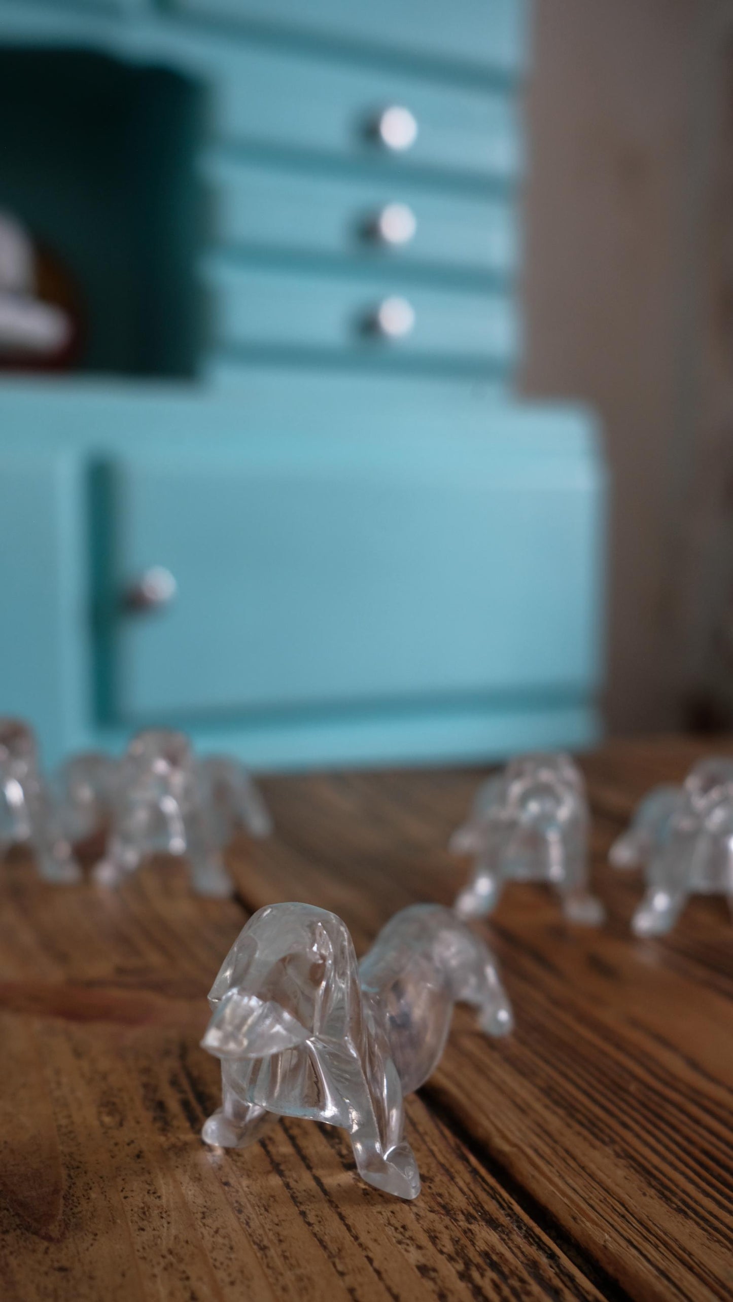 Lot de six porte couteaux zoomorphes teckels vintage en plexiglas