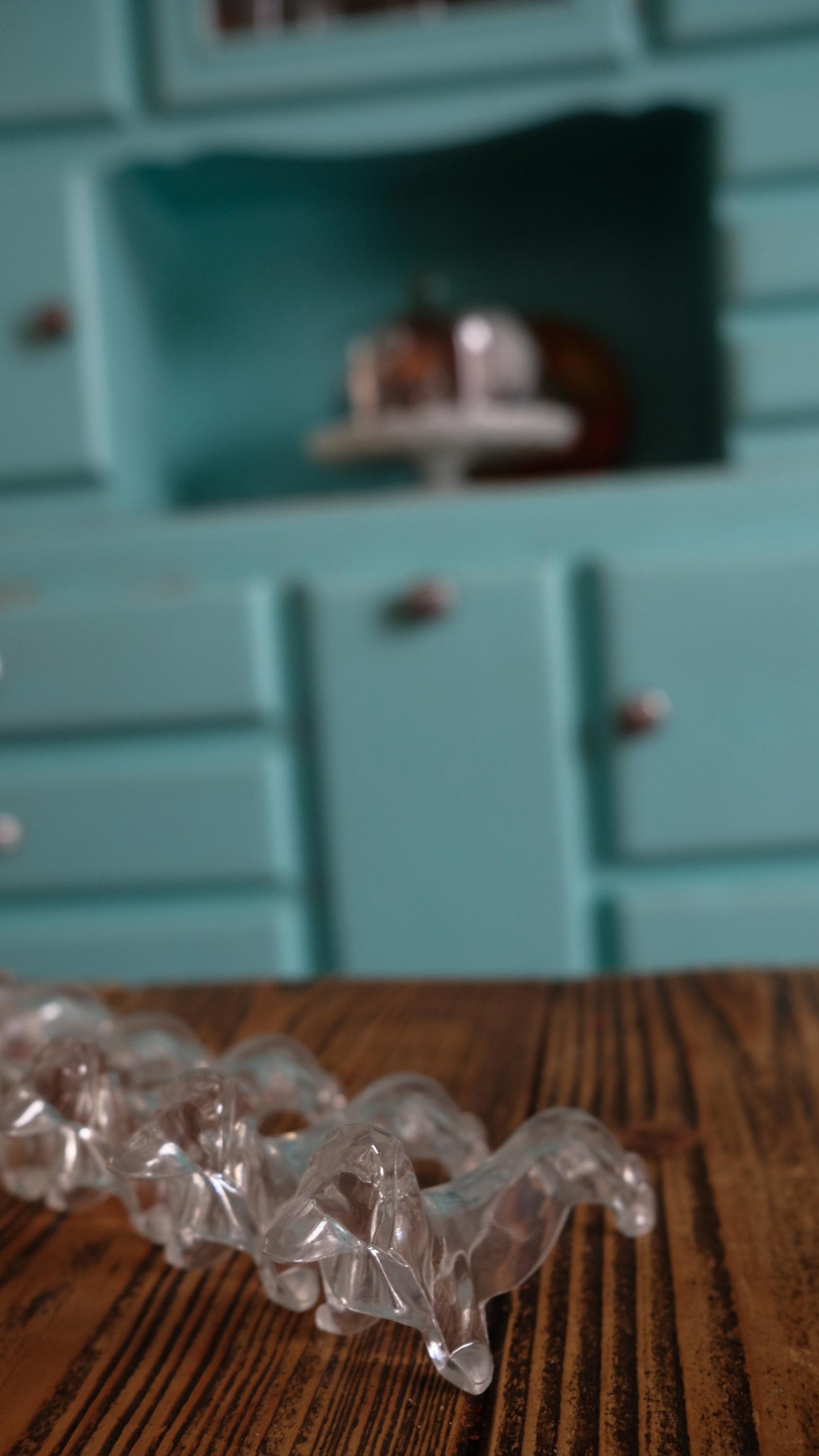 Lot de six porte couteaux zoomorphes teckels vintage en plexiglas