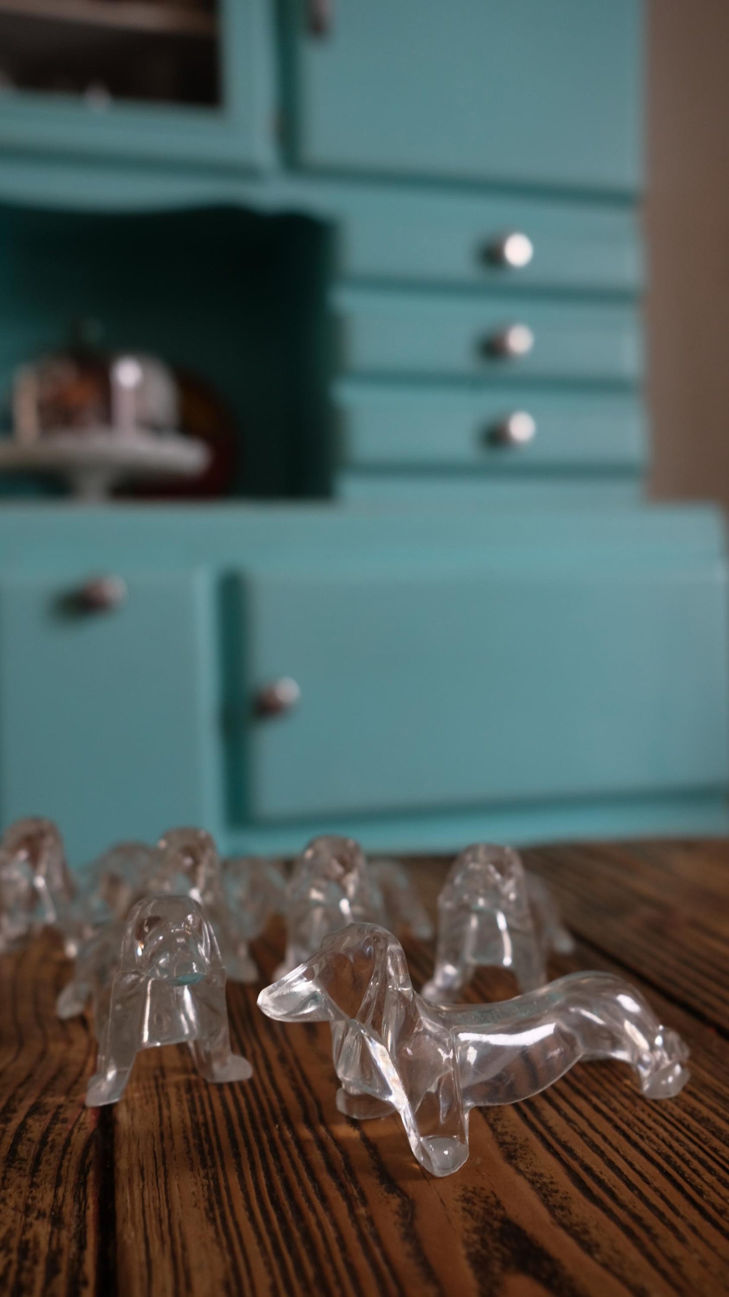 Lot de six porte couteaux zoomorphes teckels vintage en plexiglas