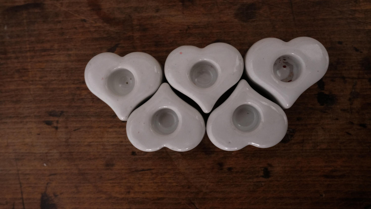 Lot de cinq mini bougeoirs en forme de coeur