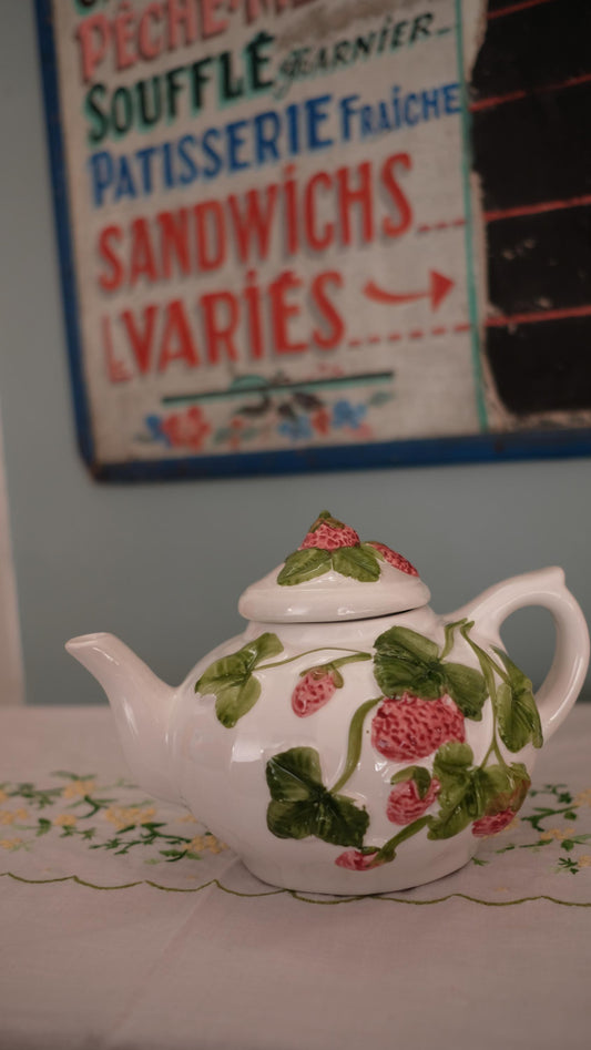 Théière vintage en barbotine fabriquée en Italie