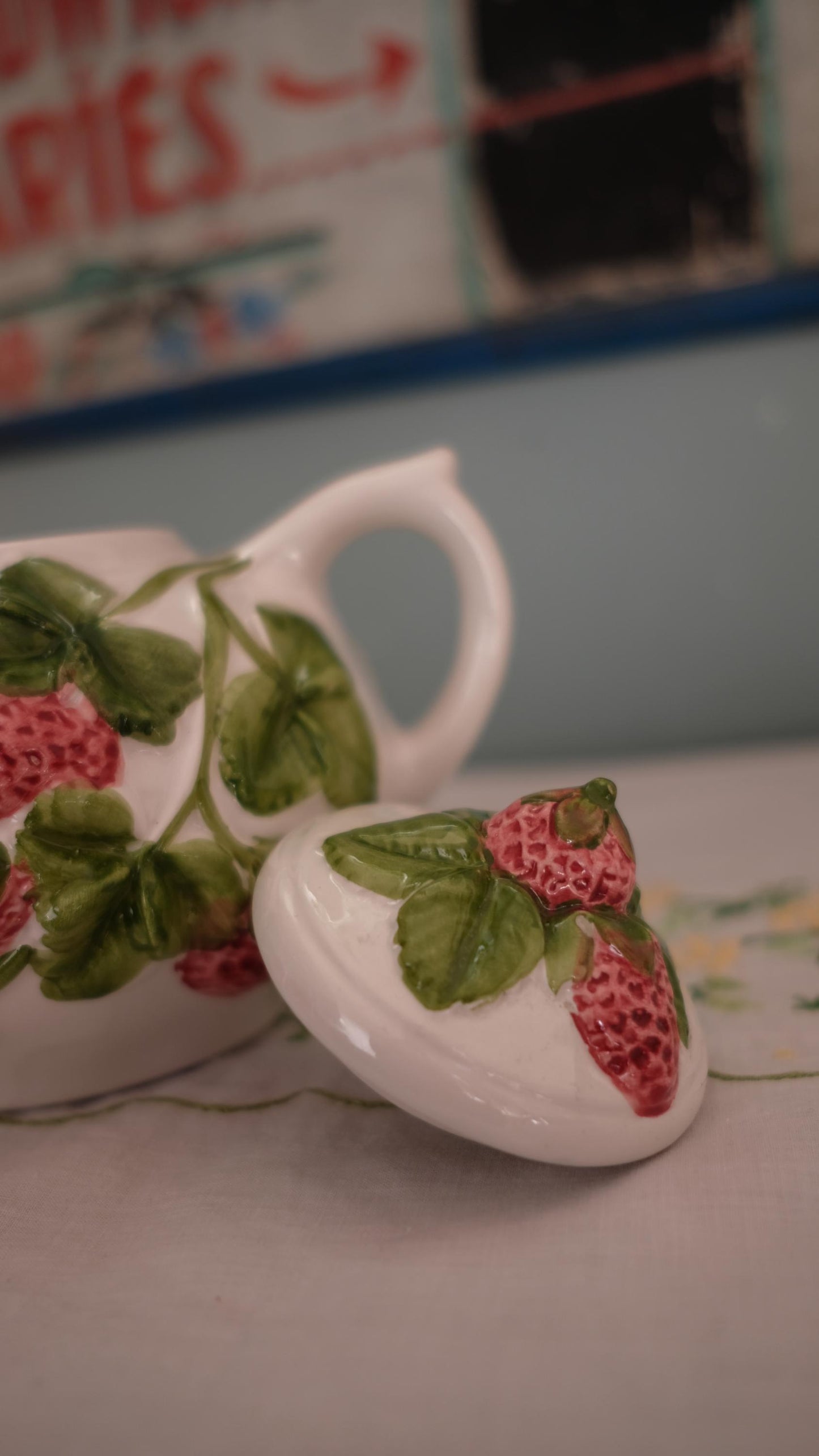 Théière vintage en barbotine fabriquée en Italie