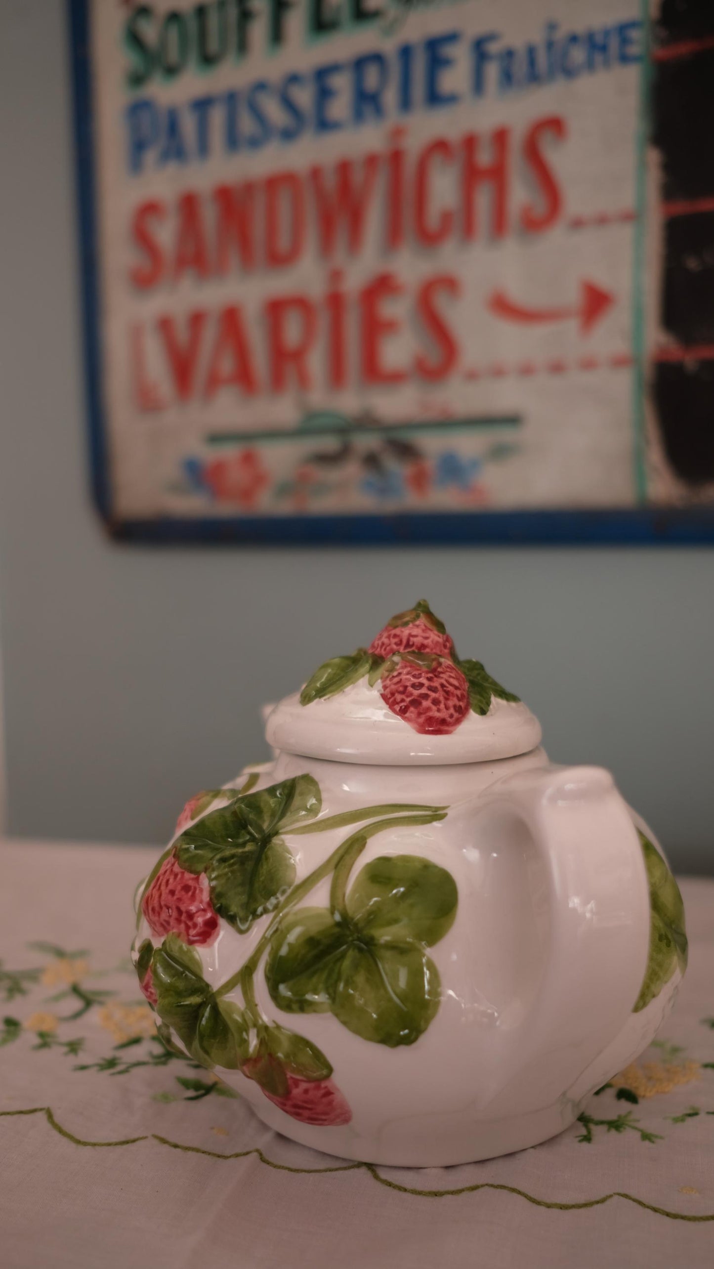 Théière vintage en barbotine fabriquée en Italie