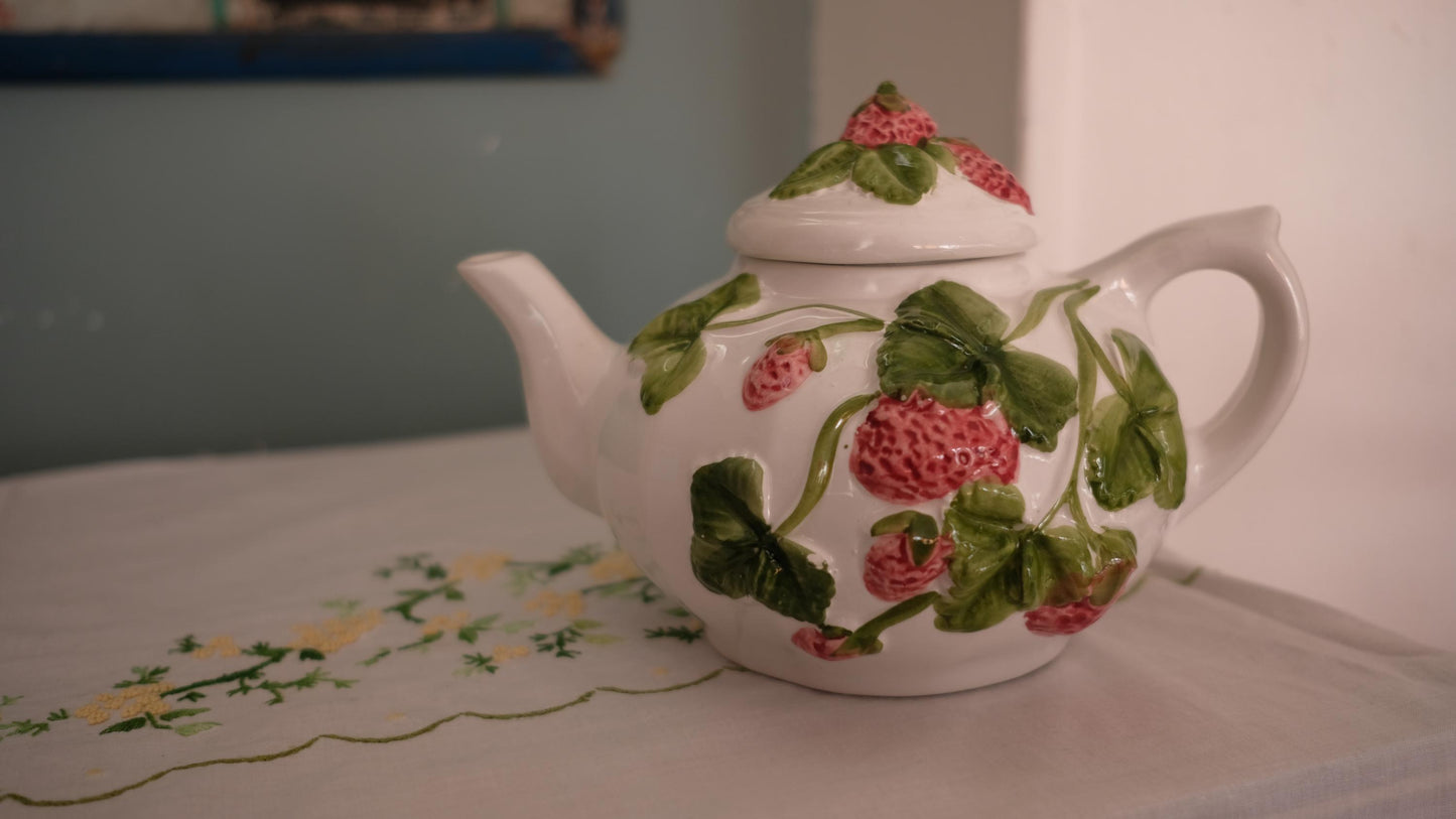 Théière vintage en barbotine fabriquée en Italie