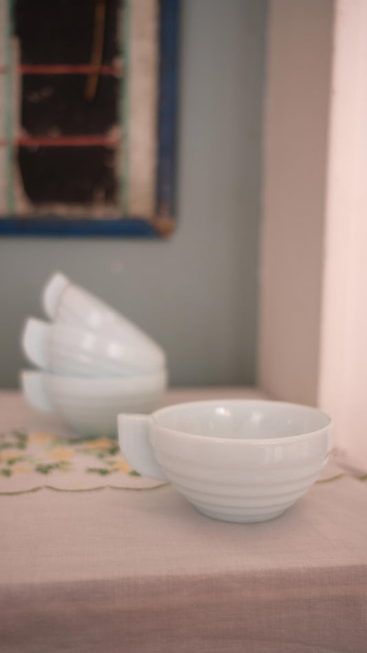 Lot de cinq tasses vintage en opaline