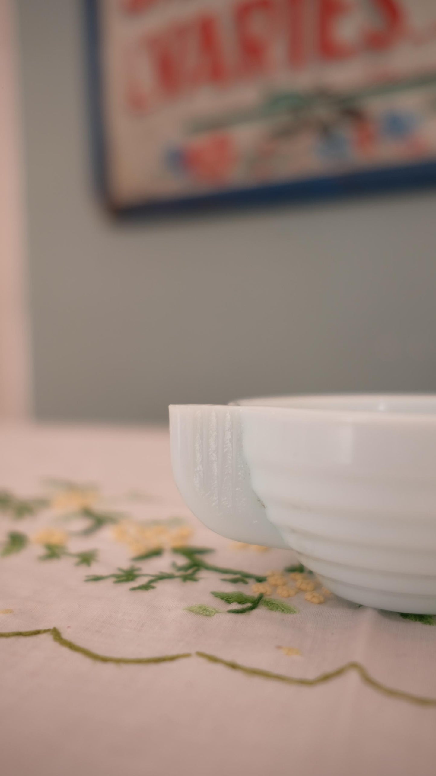 Lot de cinq tasses vintage en opaline