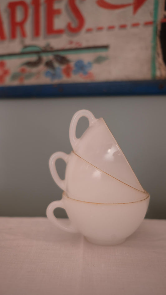 Lot de quatre tasses vintage en arcopal style opaline