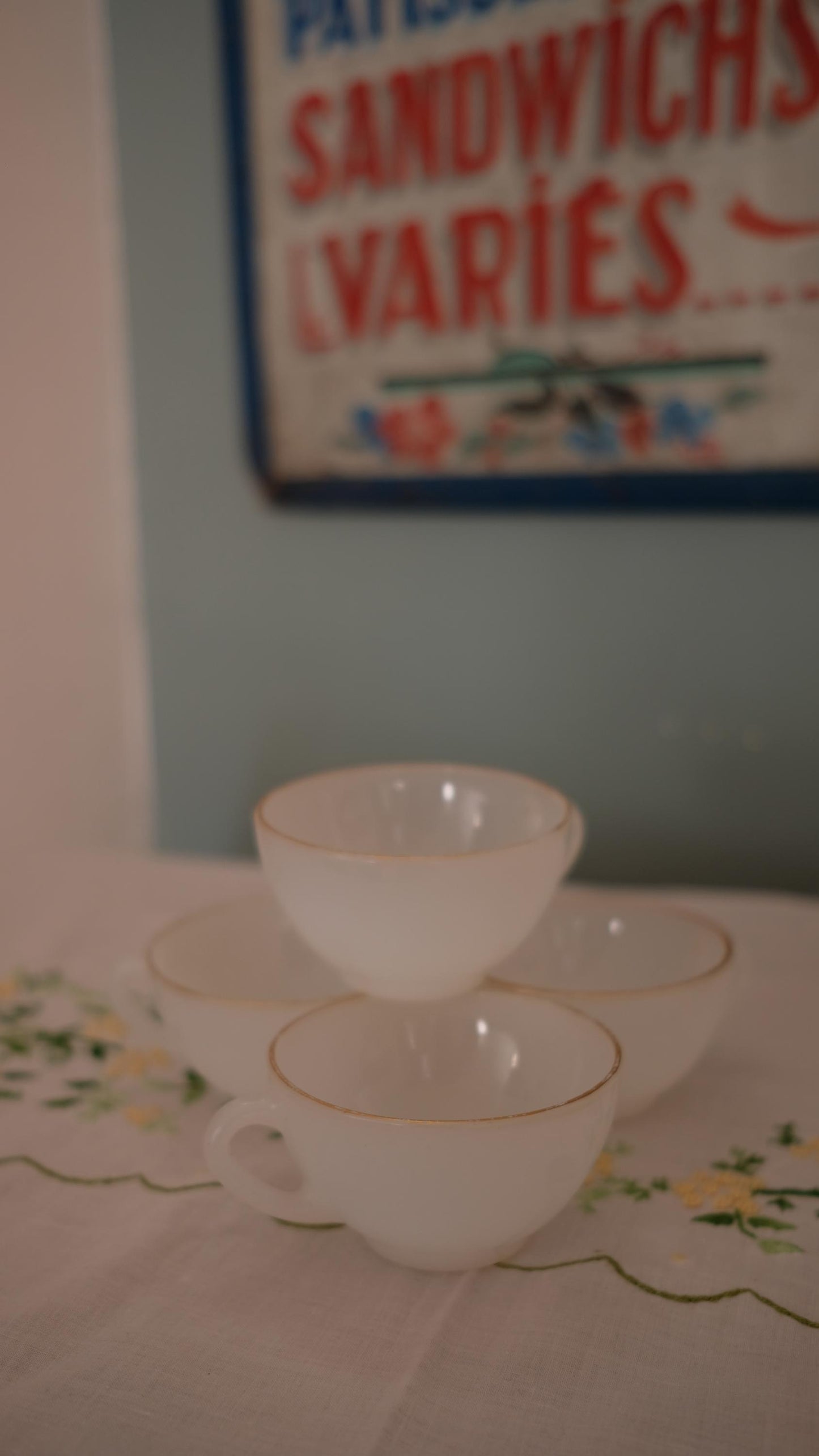 Lot de quatre tasses vintage en arcopal style opaline