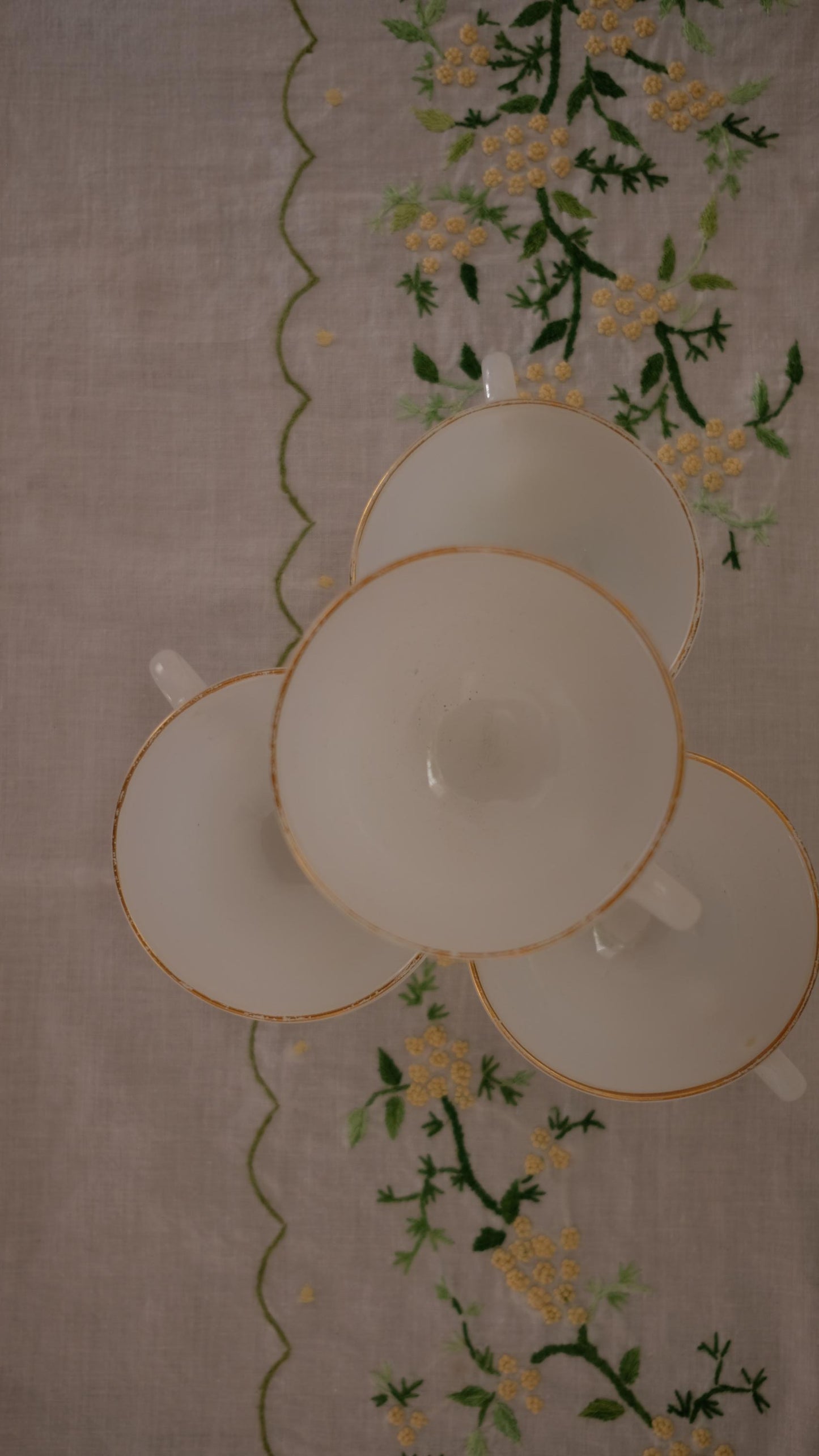 Lot de quatre tasses vintage en arcopal style opaline