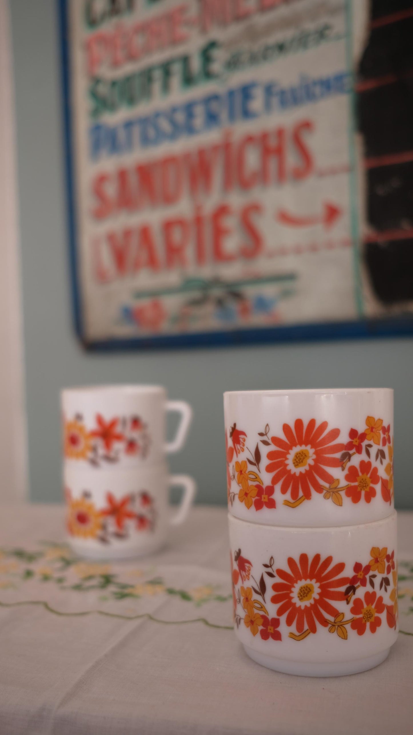 Lot de quatre tasses vintage en arcopal motif années 70