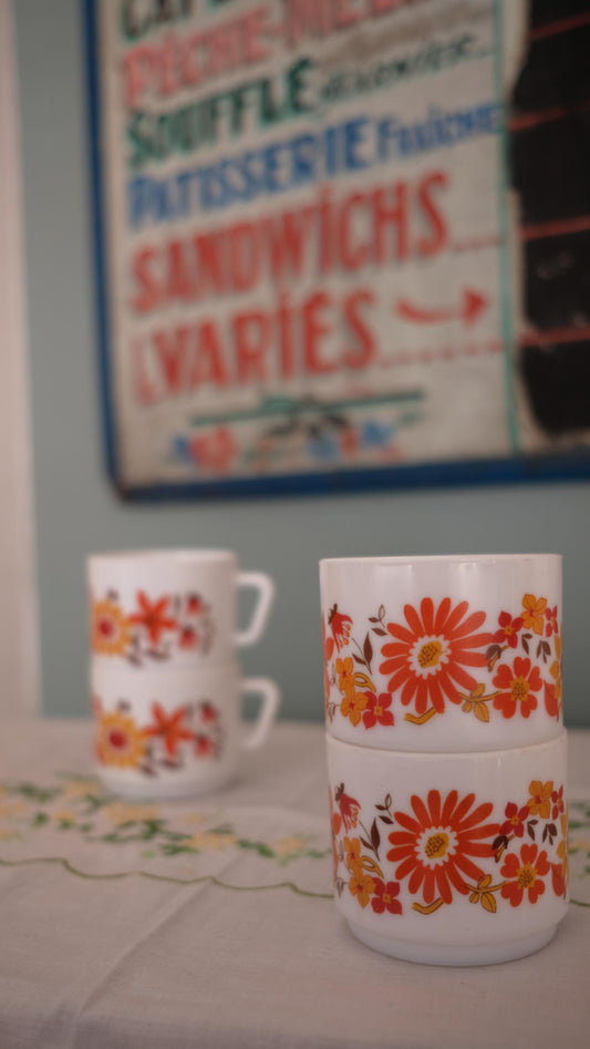 Lot de quatre tasses vintage en arcopal motif années 70