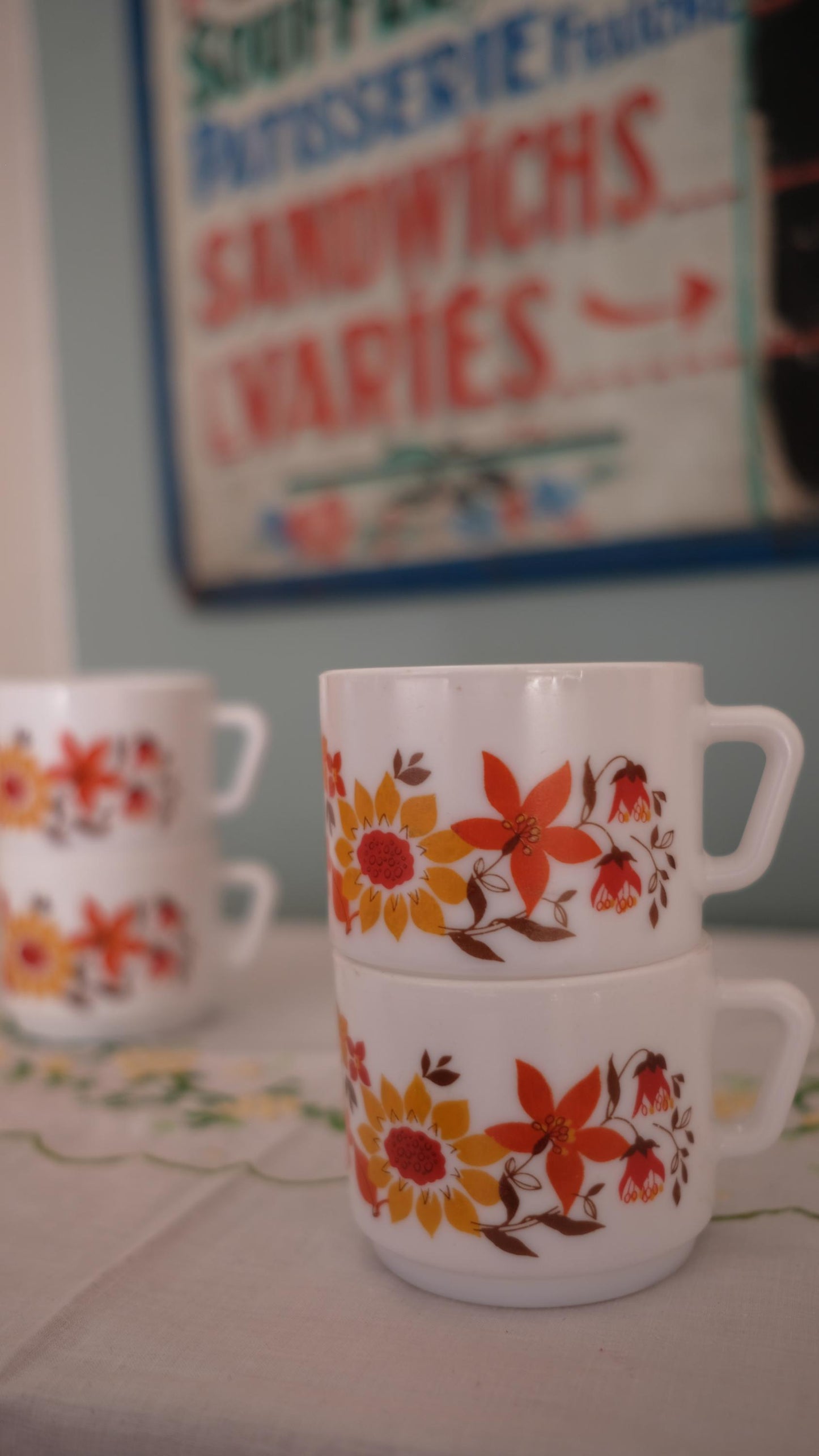 Lot de quatre tasses vintage en arcopal motif années 70