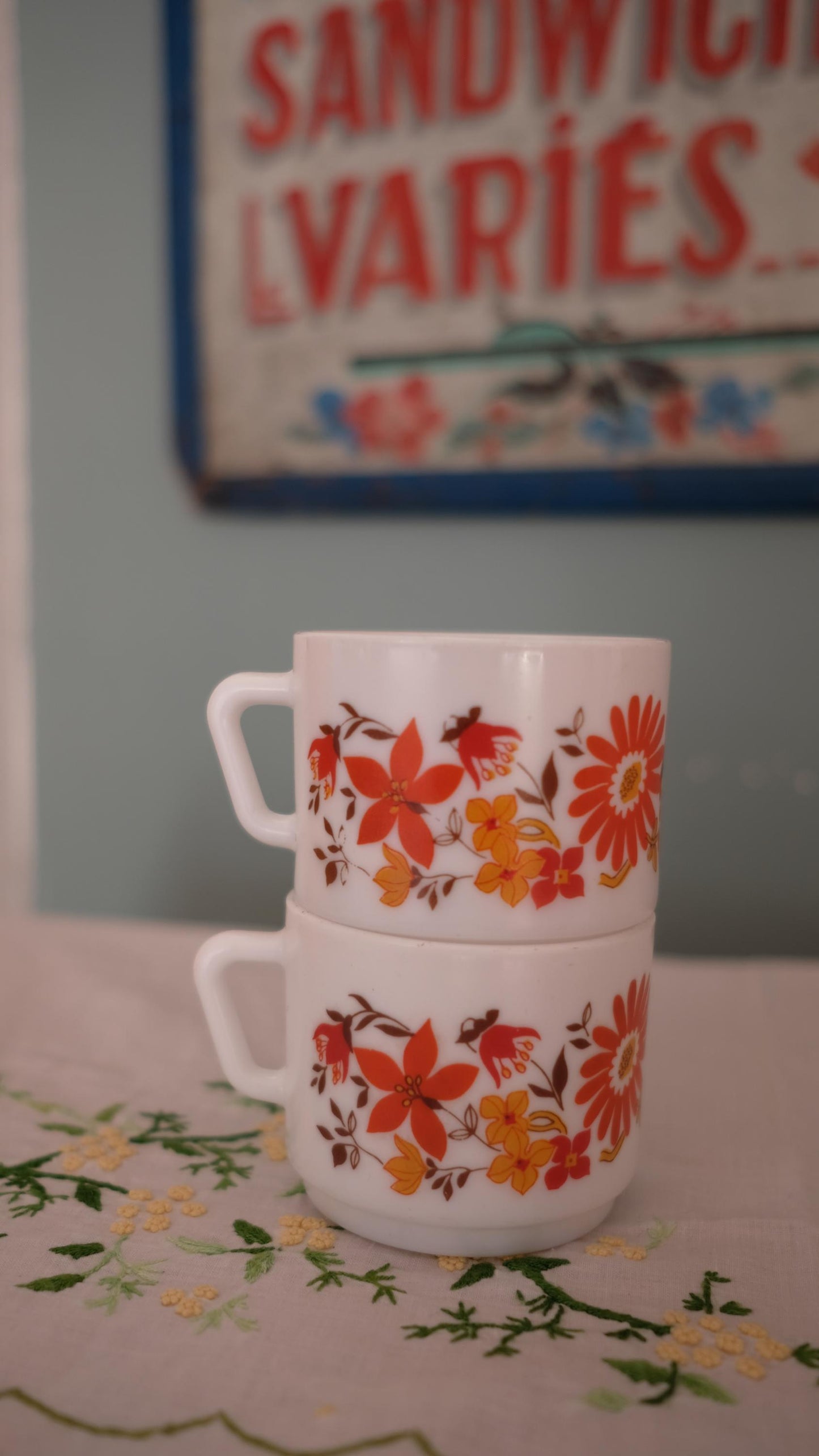 Lot de quatre tasses vintage en arcopal motif années 70