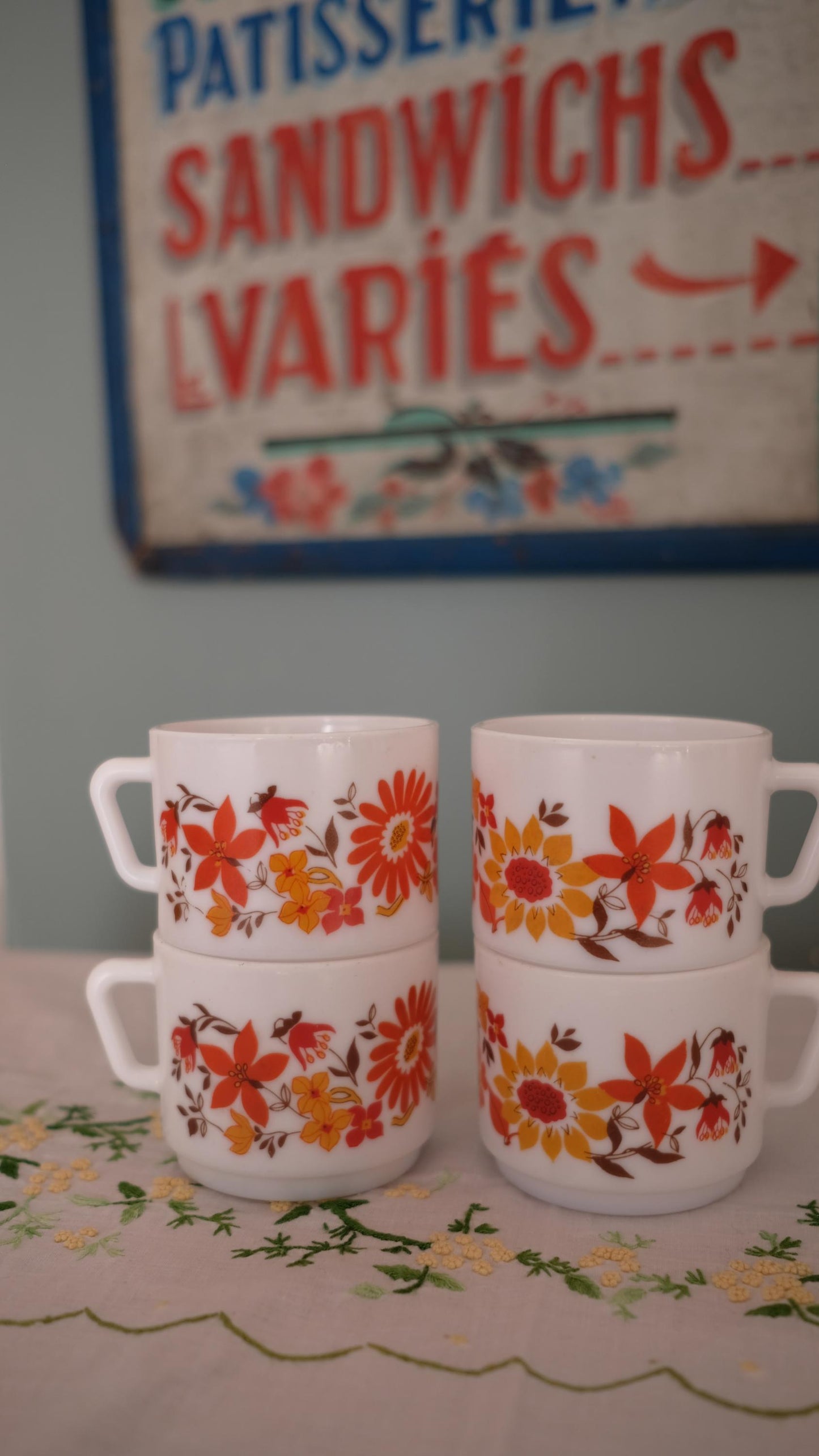 Lot de quatre tasses vintage en arcopal motif années 70