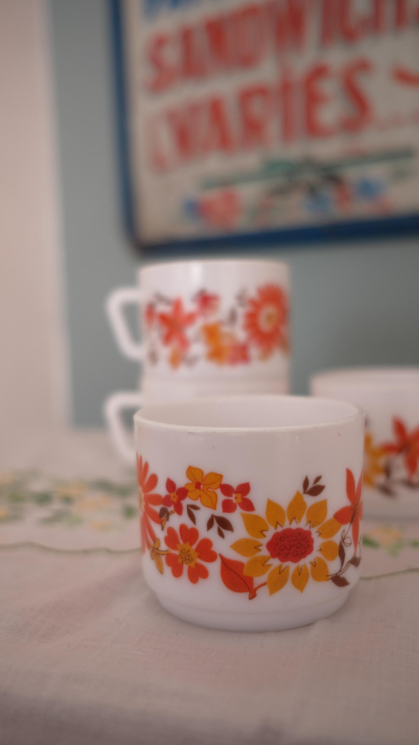 Lot de quatre tasses vintage en arcopal motif années 70