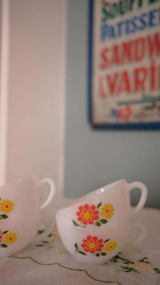 Lot de quatre tasses en arcopal à fleurs seventies