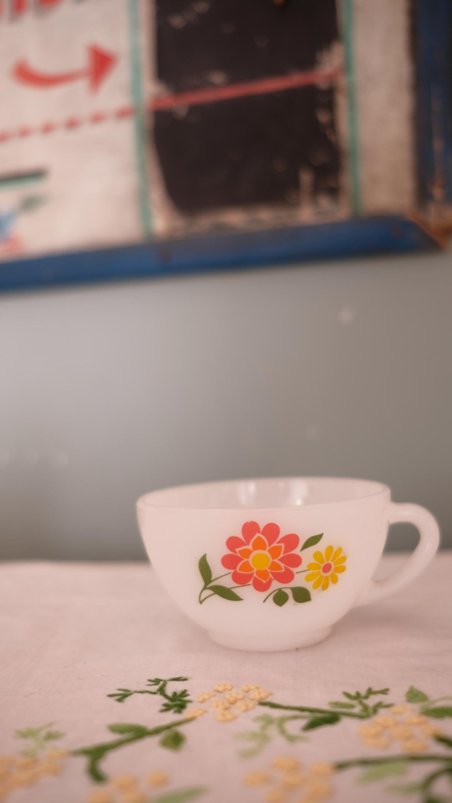 Lot de quatre tasses en arcopal à fleurs seventies