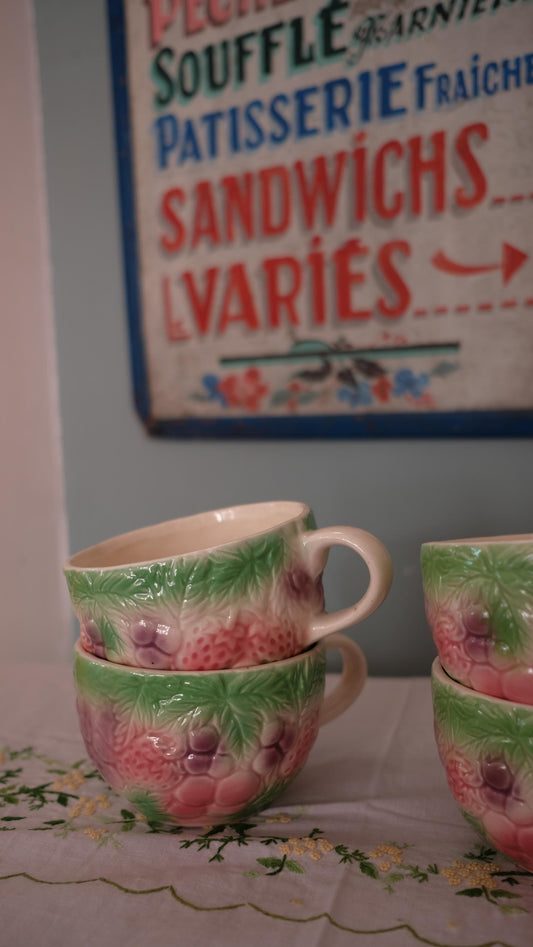 Lot de quatre très grandes tasses vintage en barbotine